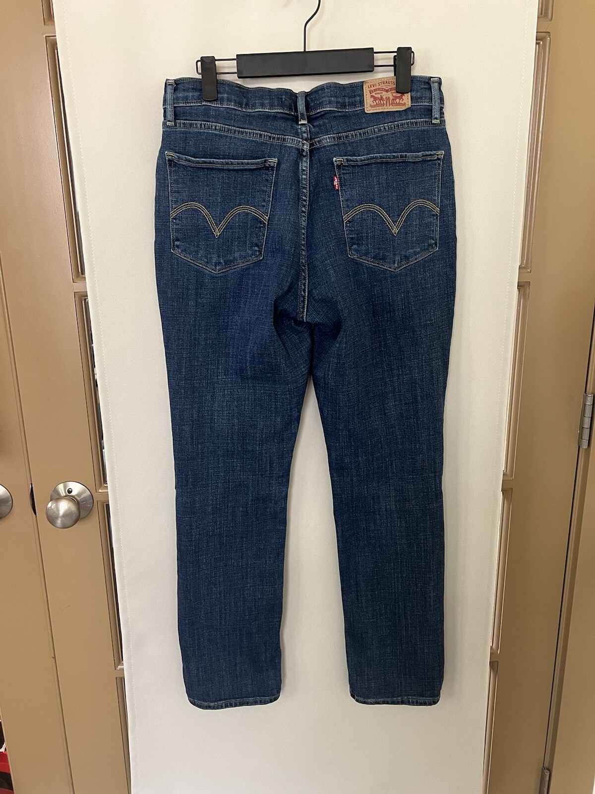 Levi’s Womens 29 Blue Medium Wash Mid Rise Classic Straight Leg Jeans