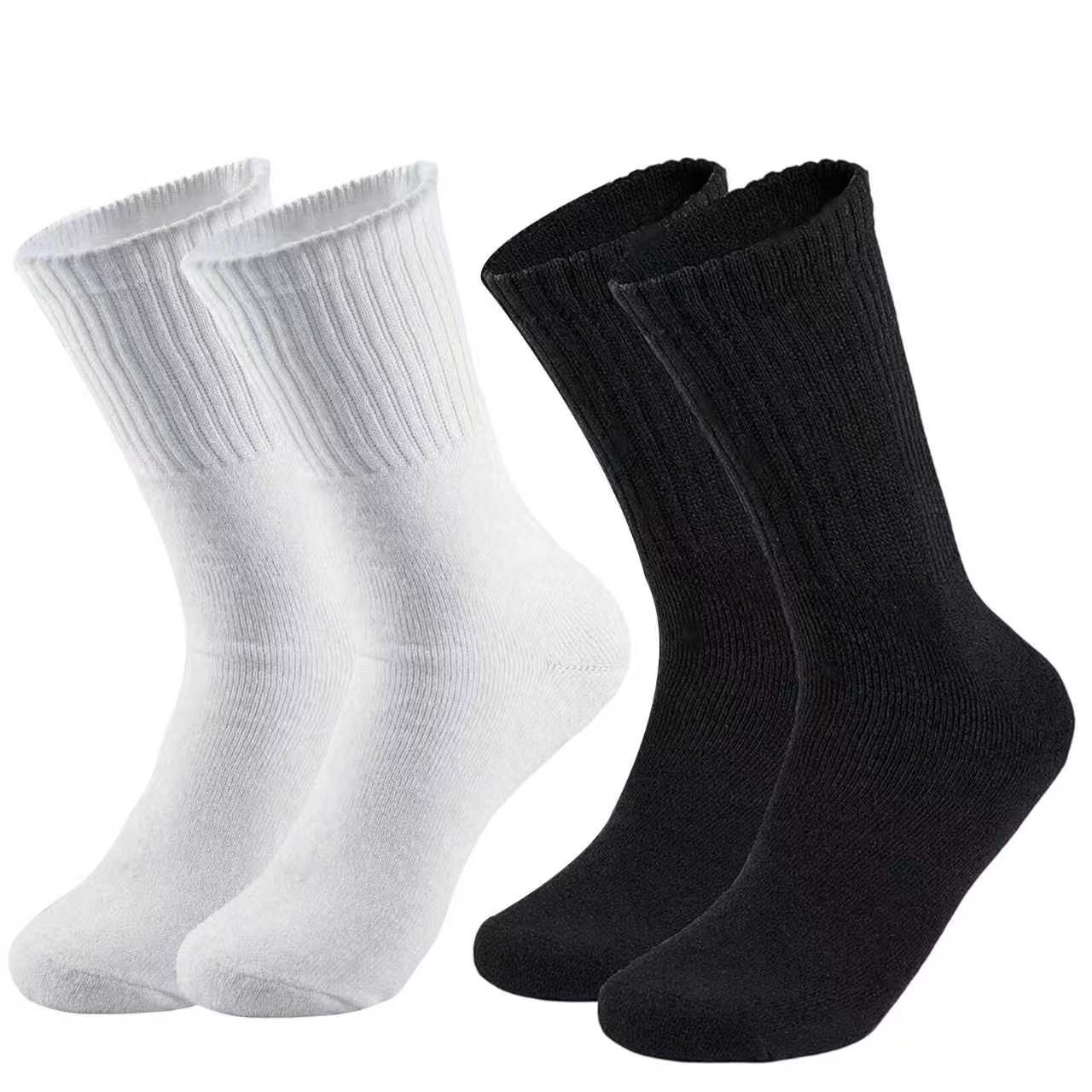 Men’s solid color sports cotton boat socks in white/black,