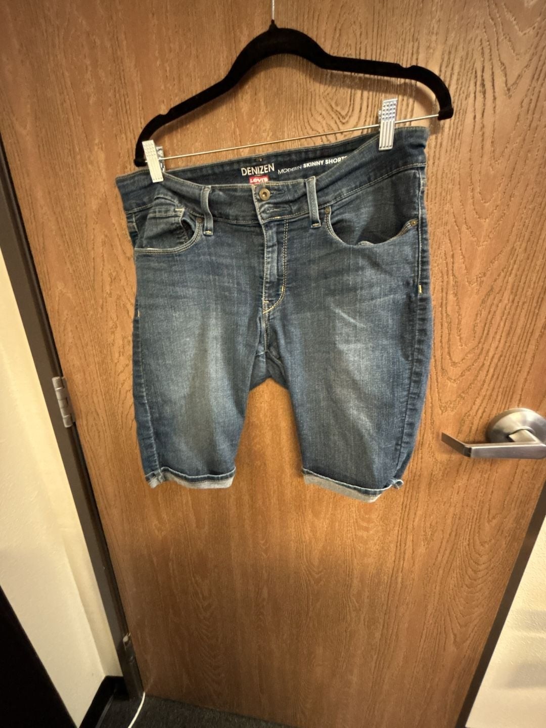 Denizen from Levi’s Women’s Modern Skinny Cuffed Bermuda Shorts Size 14