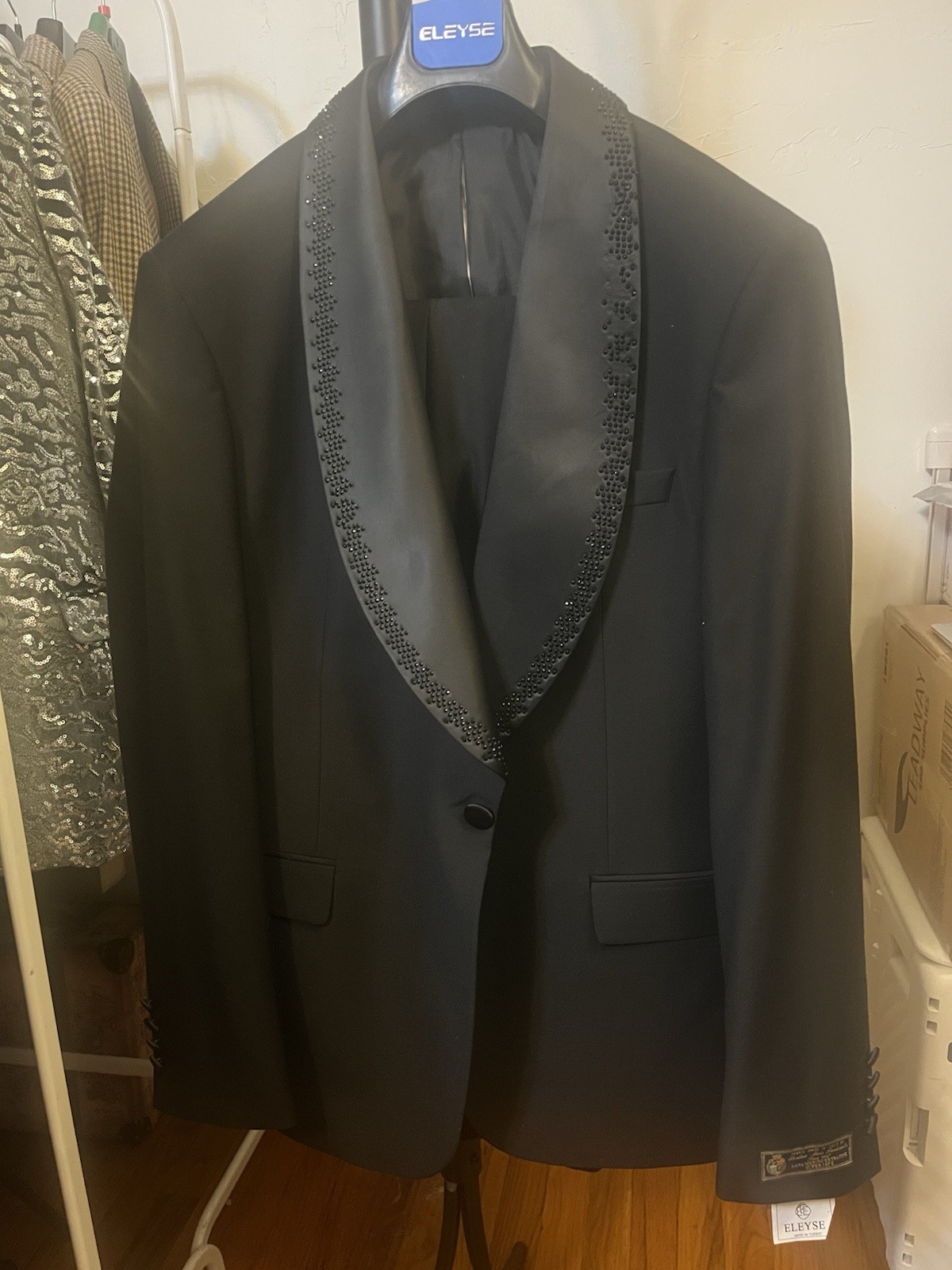 Luxurious Men’s Tuxedo 40R With a Beautiful Collar With Black Stones Over It