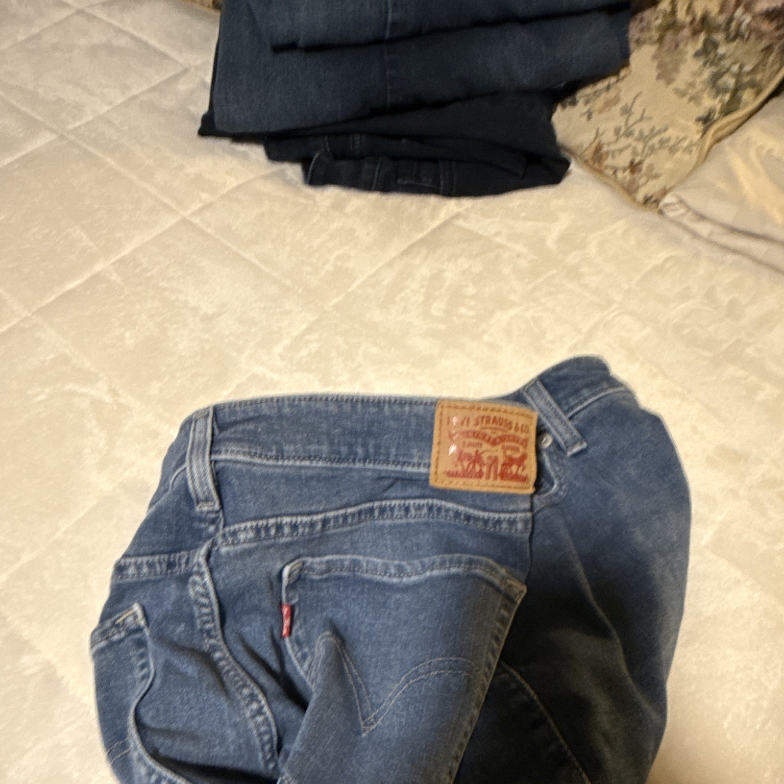 Levi’s Women’s Blue Medium Wash Denim Mid Rise Slim Fit 5-Pocket Jeans 34