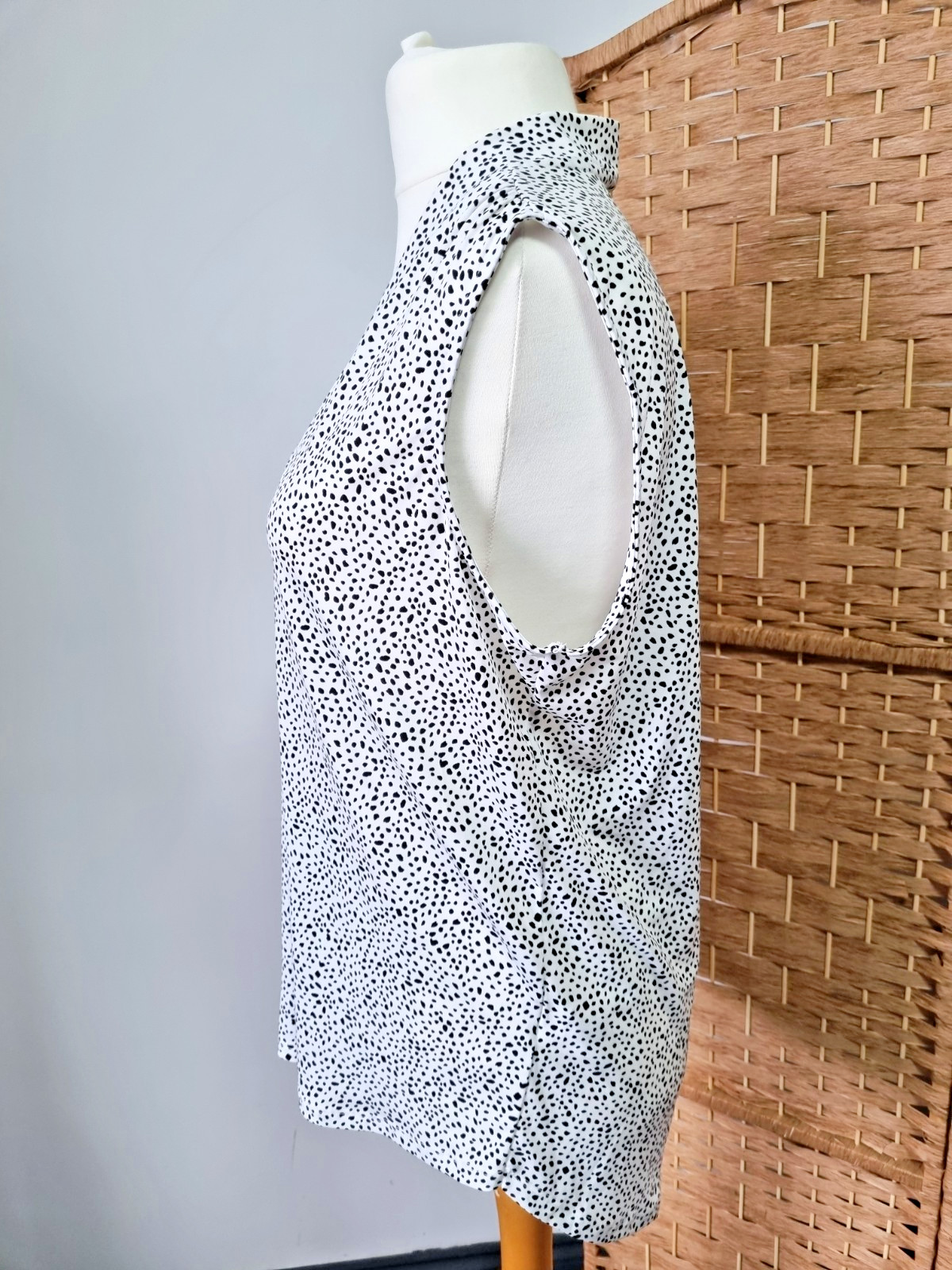 Jones New York sleeveless blouse top V neck white black polka dot style Large L