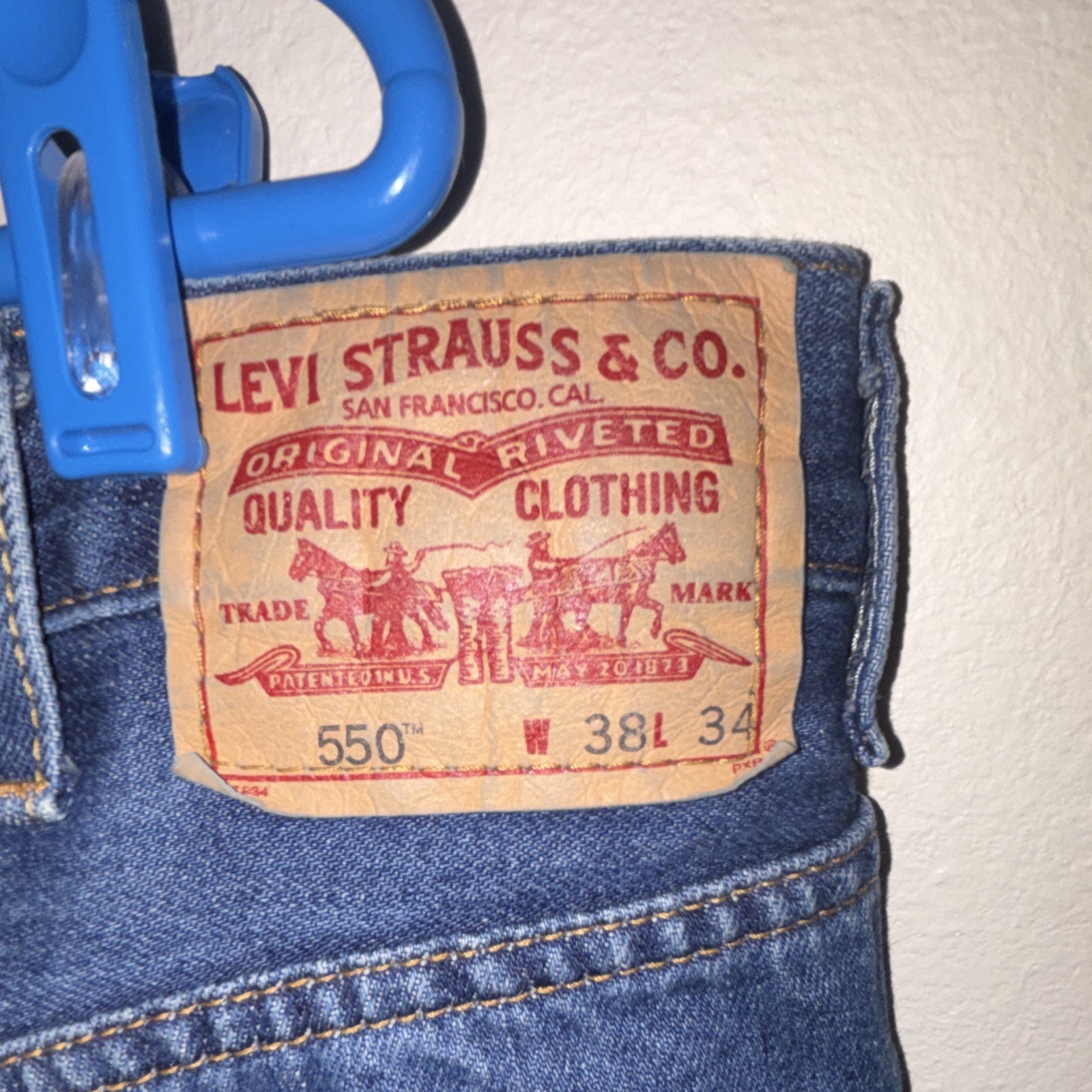 Levi’s Men’s Blue Denim Relaxed Fit Tapered Jeans 5-Pocket Medium Wash
