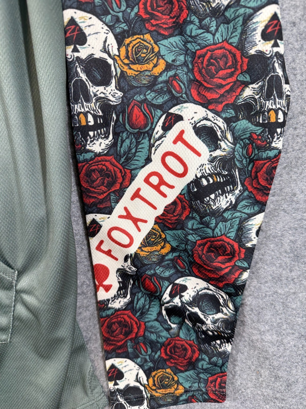 Zero Foxtrot Performance Shirt Mens L Green Skull Roses Crew Rash Guard NWOT