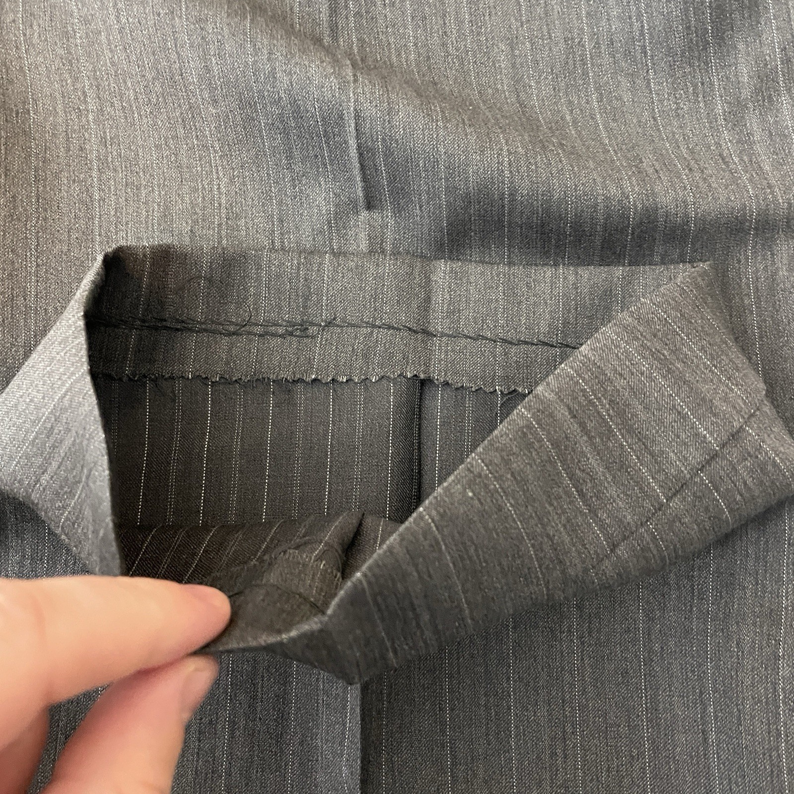 Lineage 2 Piece Suit Mens 44R 38×28 Gray Striped Wool Three Buttons Pants