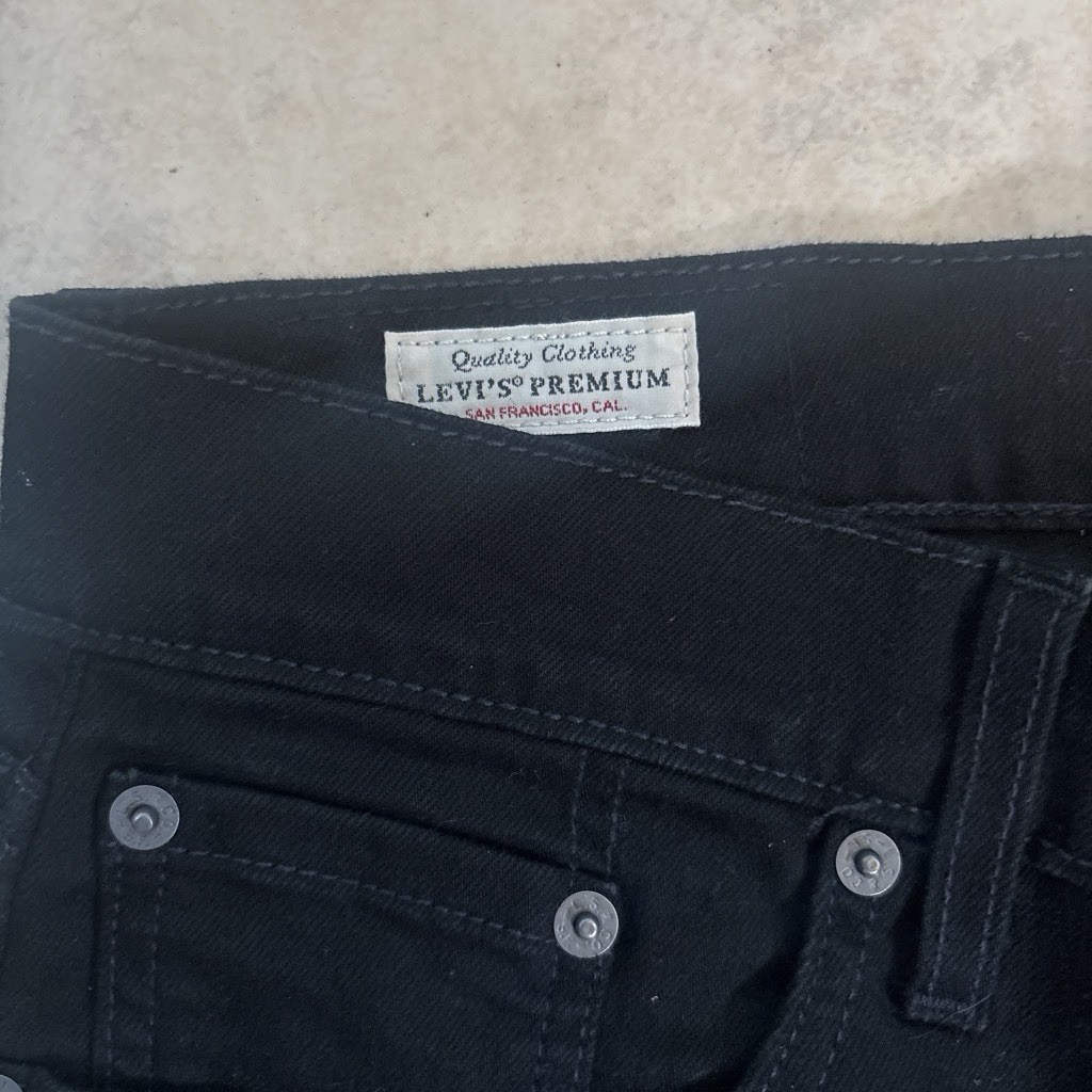 Levi’s Premium Men’s Black Dark Wash Denim Tapered 5-Pocket Button Jeans