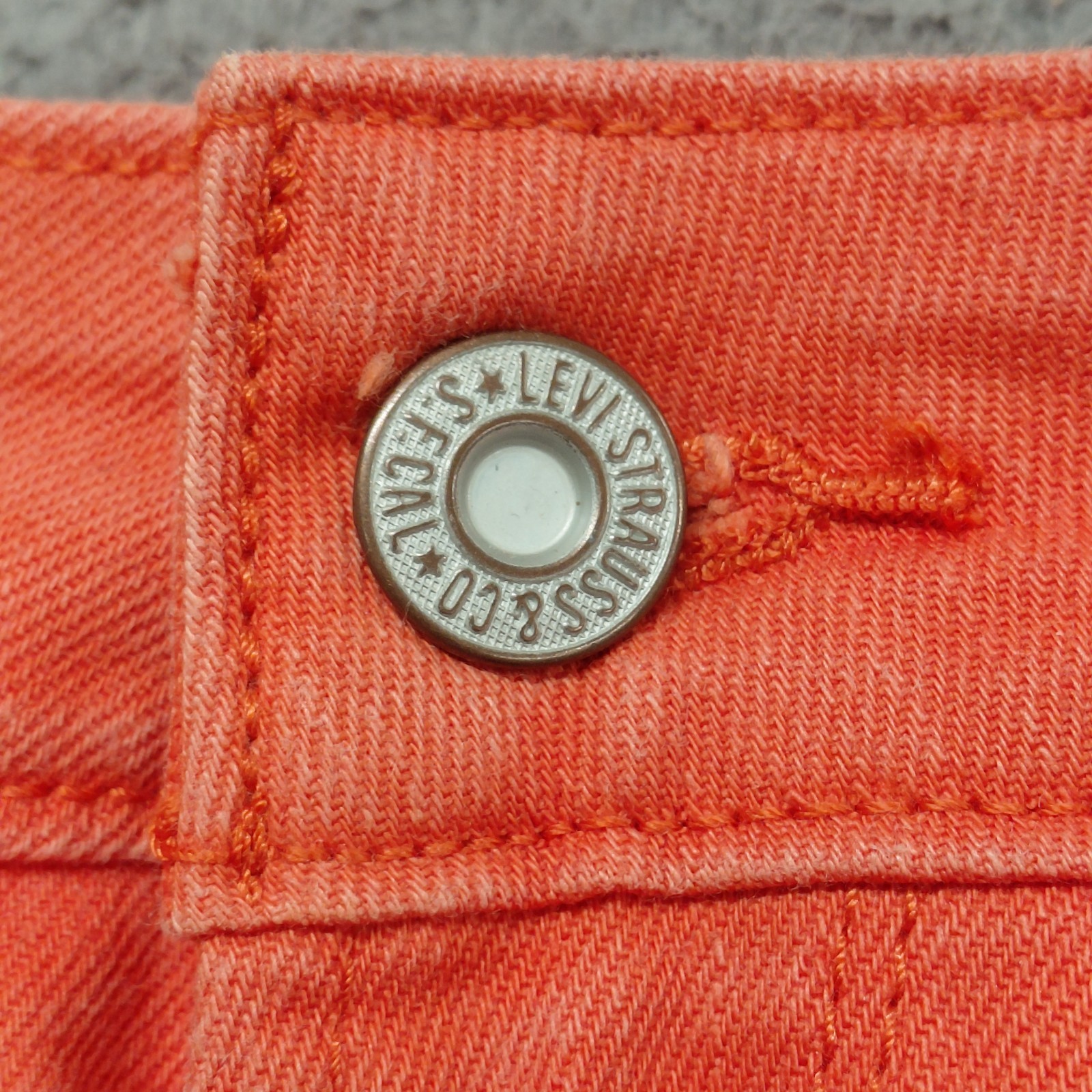 Levi’s Shorts Womens Size 10/30W Orange 98% Cotton 2% Elastane Zip 4 Pocket Cute