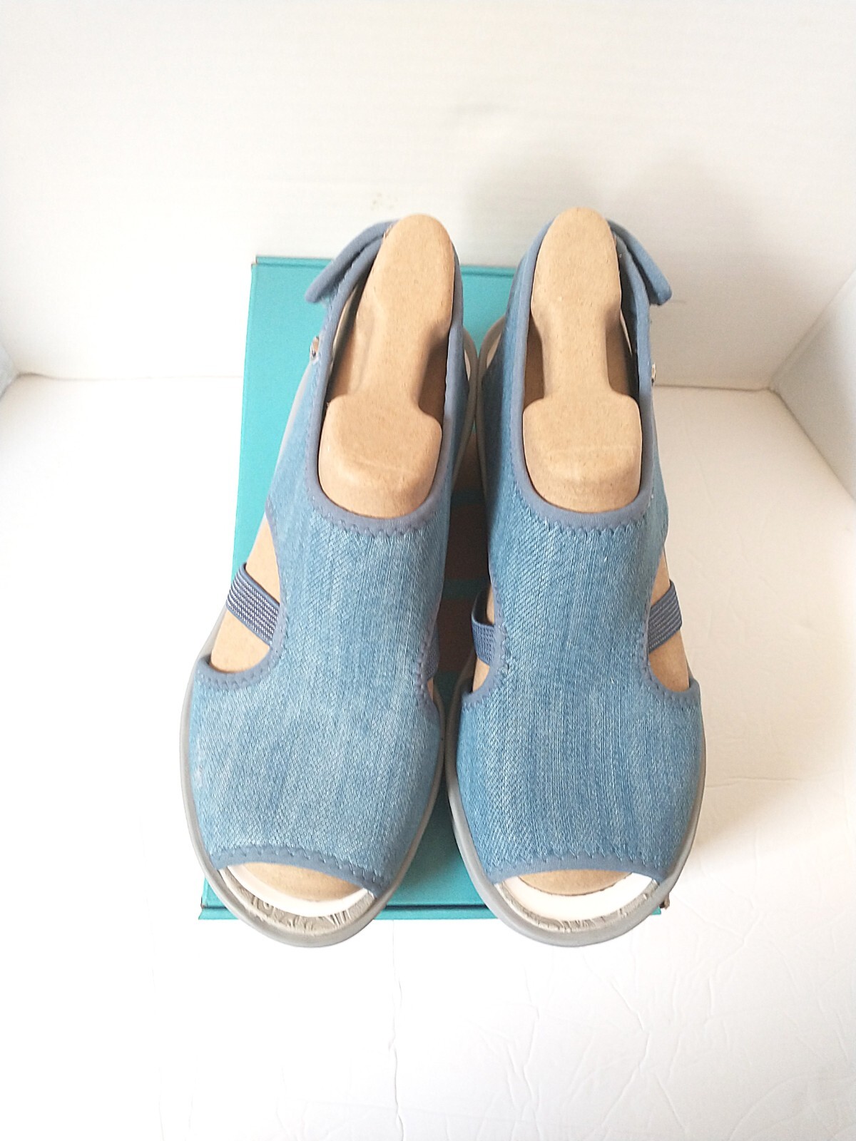 New! BZEES ~Size 8.5 ~ Dream Wedge Sandals Machine Washable Denim Blue Open-Toe
