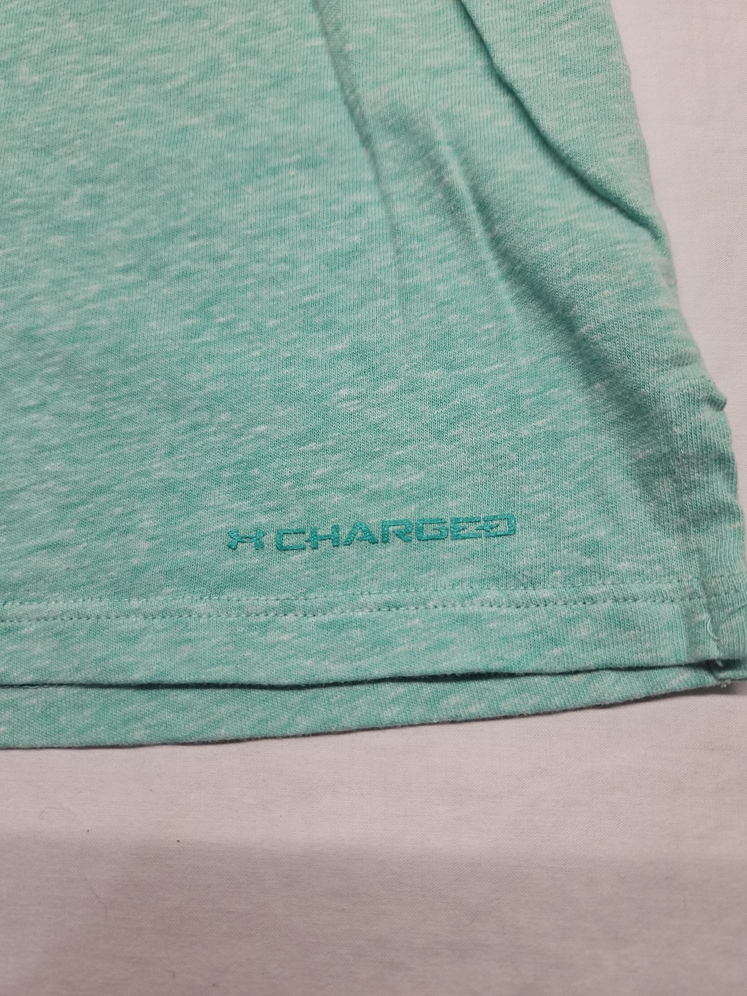 Under Armour Charged Women’s Medium Semi Fitted Cut Off Workout Shirt Green