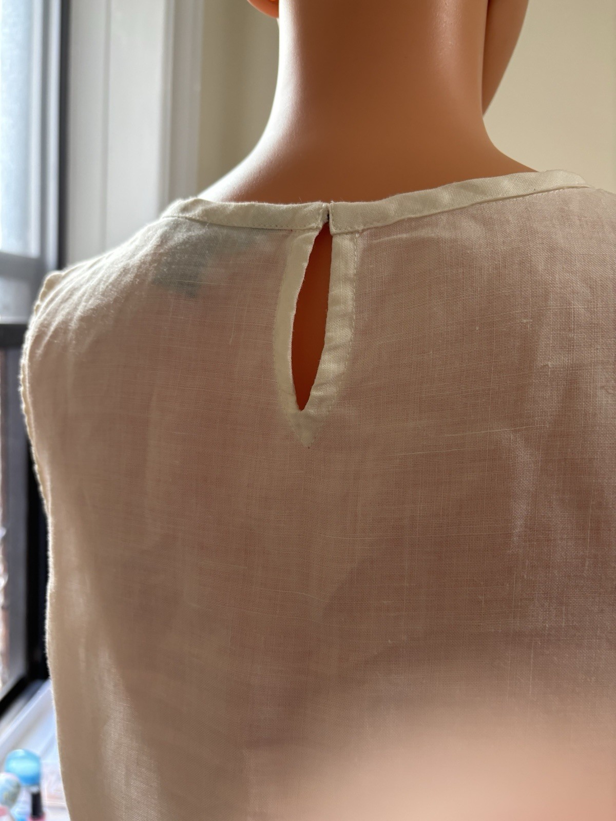 Tommy Bahama 100 % Ramie White Floral Embroidered Beaded Round Neck Tank Top XS