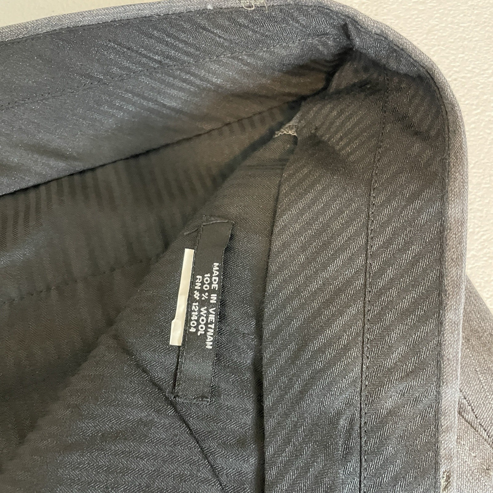 Lineage 2 Piece Suit Mens 44R 38×28 Gray Striped Wool Three Buttons Pants