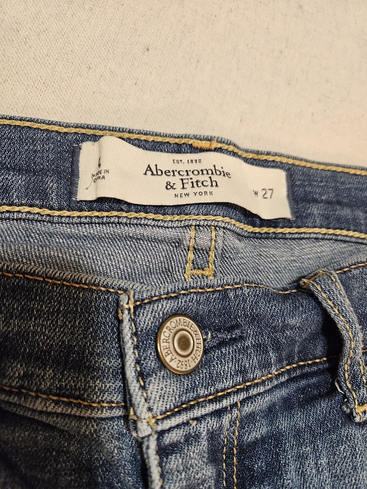 Abercrombie & Fitch Women’s Denim Shorts Size W27, Distressed Cuffed Hem Zip fly
