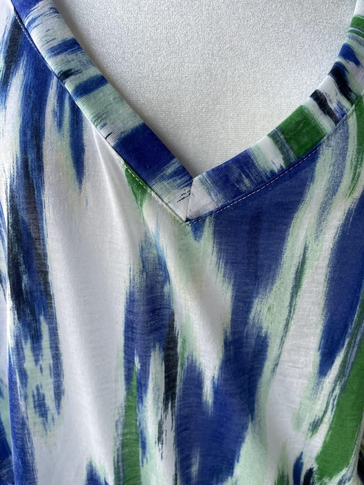Women’s Size Medium Blue & White Abstract Design Lightweight V Neck Top