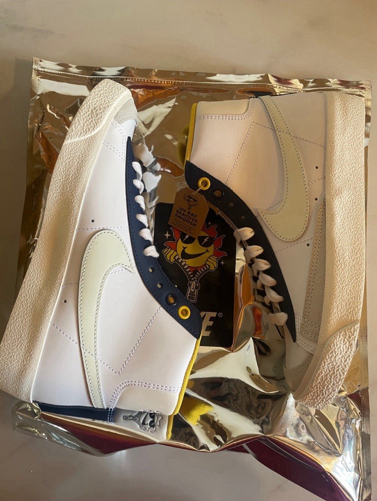 Nike – Men’s Blazer Mid UV Reactive Swoosh Sneakers White/Blue/Yellow