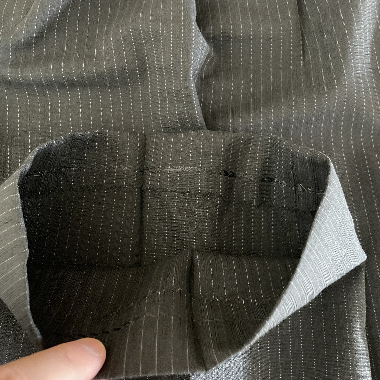 Lineage 2 Piece Suit Mens 44R 36×29 Black Gray Striped Super Fine Wool Polyester
