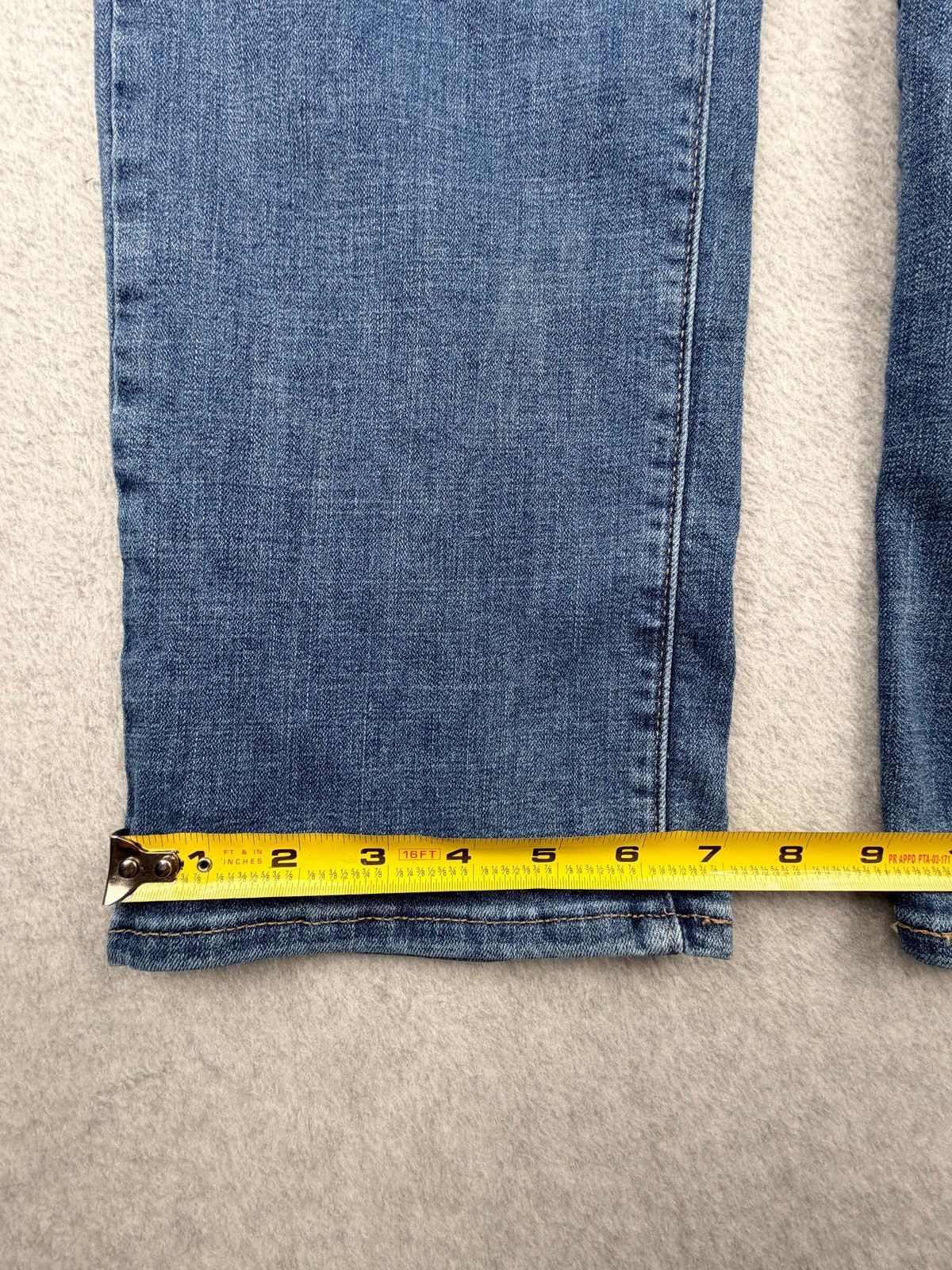 Levis Womens Classic Straight Leg Jeans Size 12 W31 L30 Medium Wash Blue Denim