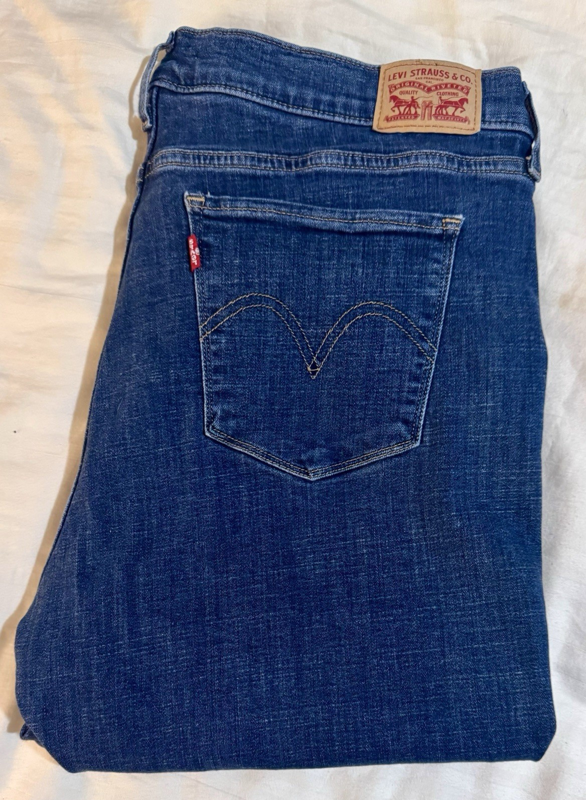 Levi’s Women’s Classic Fit Straight Leg Dark Wash Denim Jeans Mid Rise 5-Pkt