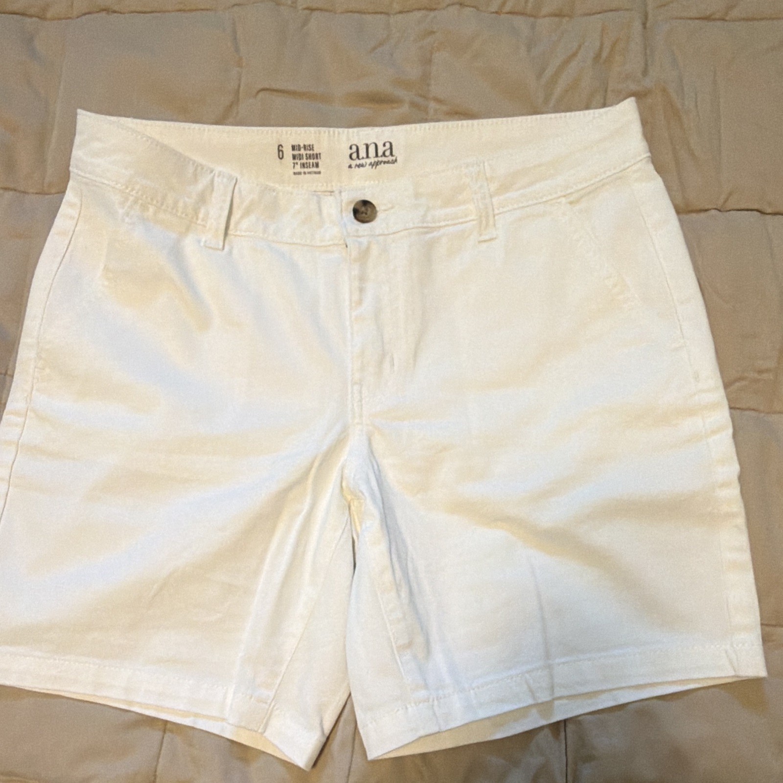 a.n.a White Mid-Rise Bermuda Midi Shorts Women’s Size 6, 7″ Inseam, Pockets