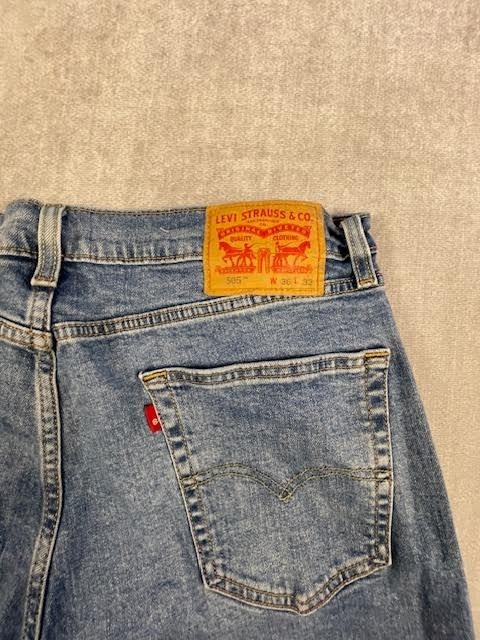 Levi’s 505 Regular Fit Jeans mens Size 36 x 32 – Blue