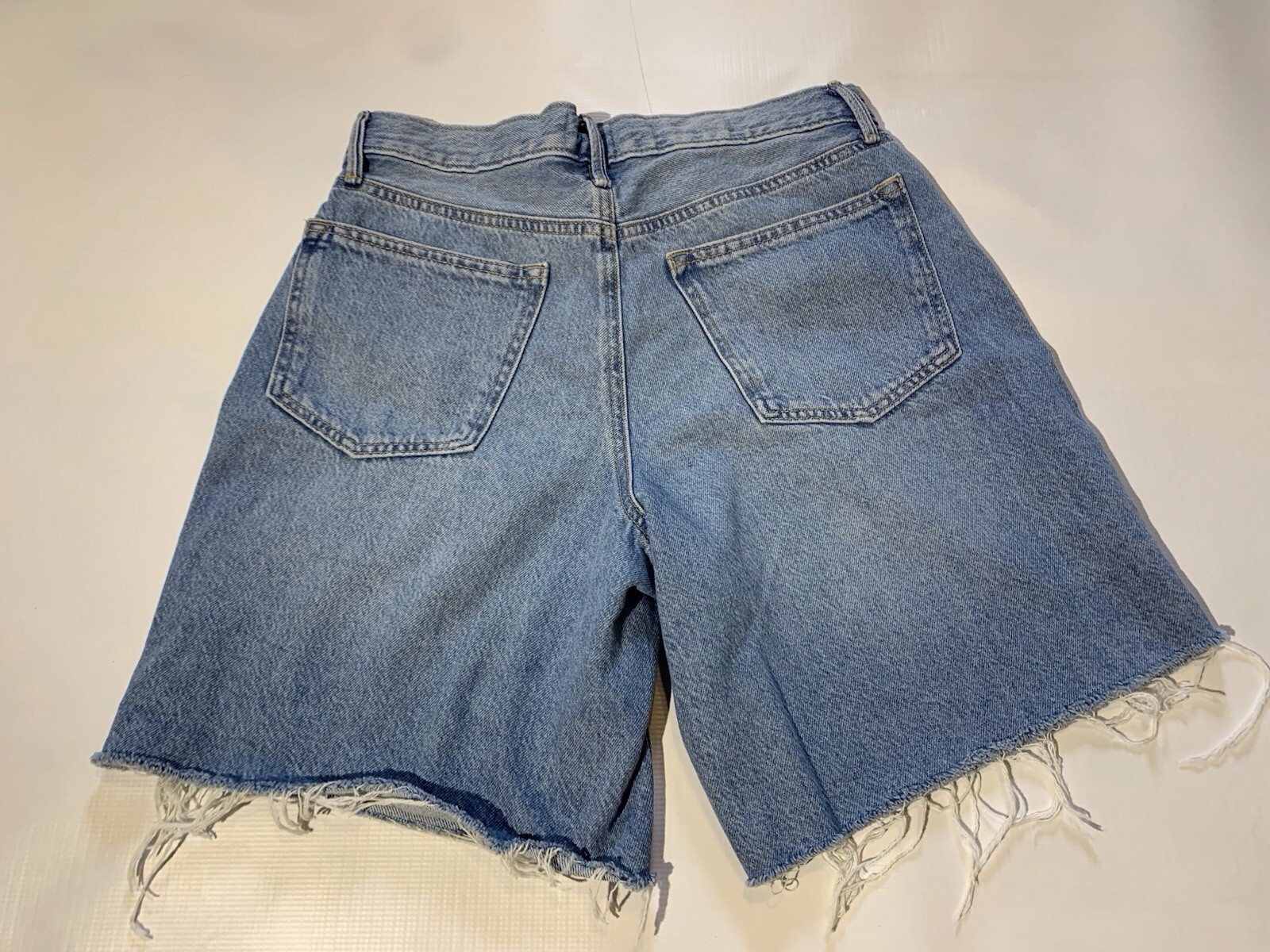 Sonoma Womens Mid Rise Relaxed Denim Shorts Size 8 Blue Frayed Raw Hem Casual
