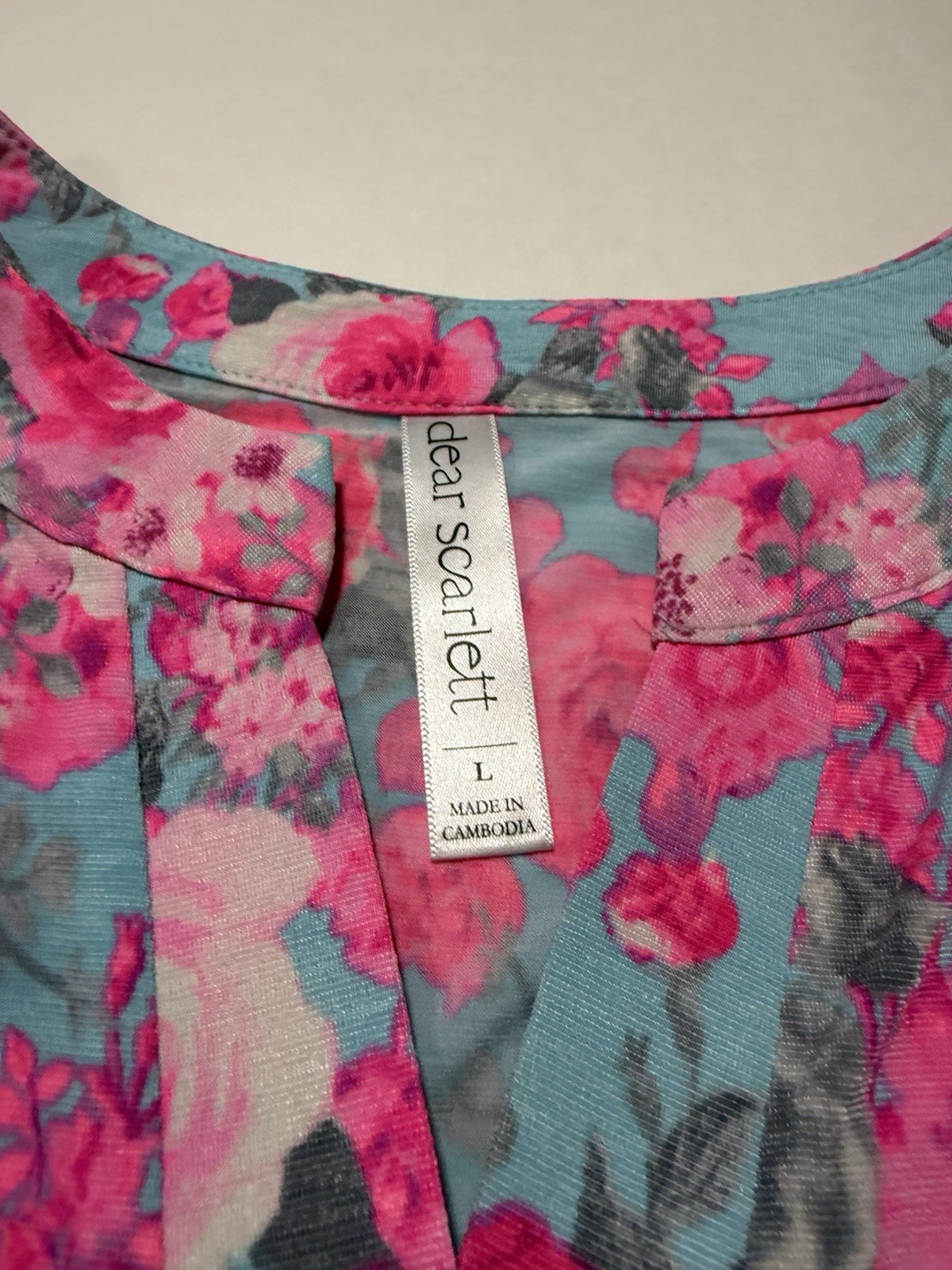 Dear Scarlett – Lizzy Floral Short Sleeve Blouse in Blue with Pink Roses