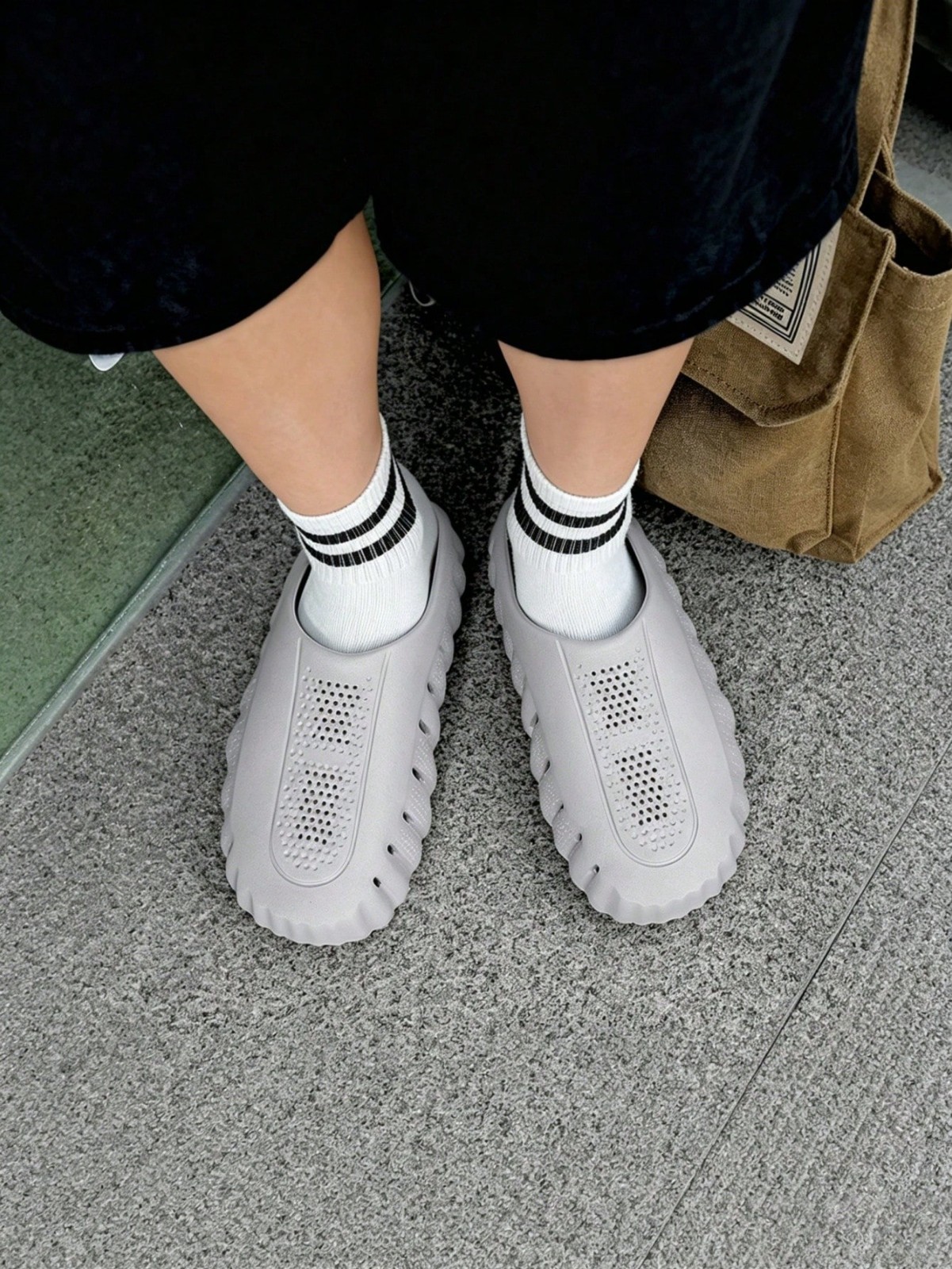Mind 001 Men’s Closed-Toe Clogs, Lightweight Durable Construction, Ventilated Up