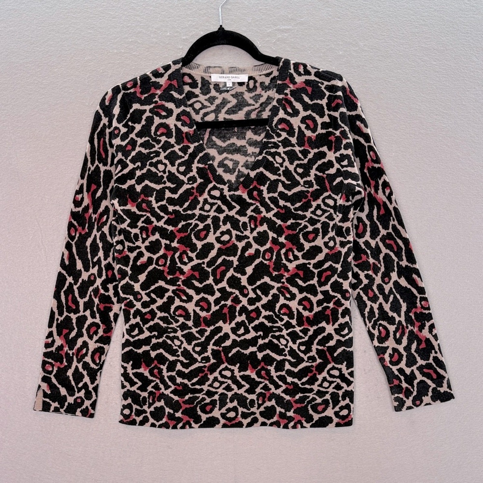 Gerard Darrel – women’s 100% wool V – neck line sweater Leopard print size 1 /M