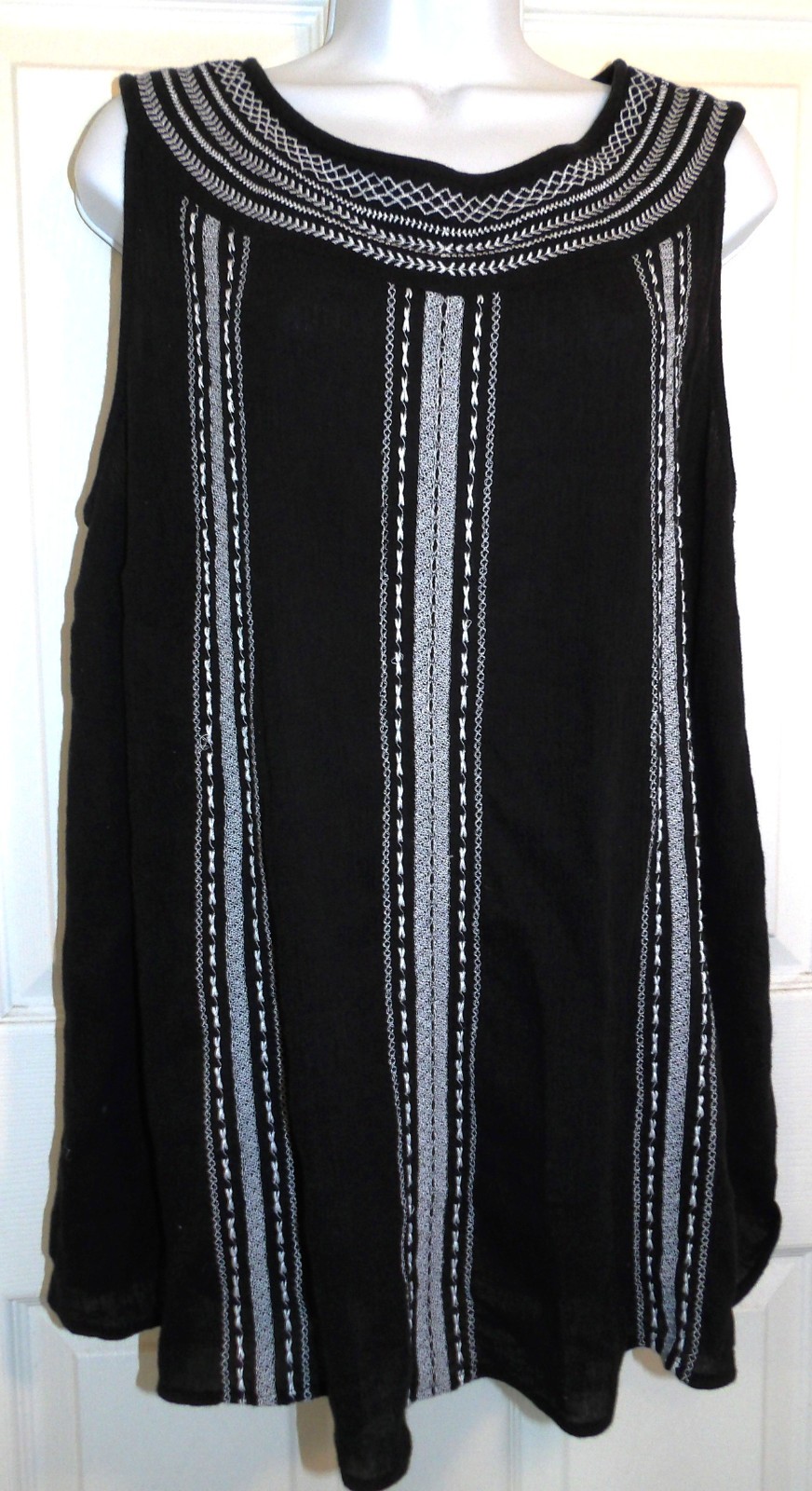 Excellent Black w/White Embroidery J. JILL Sleeveless Blouse – 2X