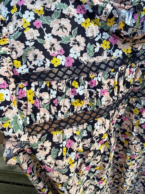 NEW Lane Bryant smocked yoke, Pretty Summer floral top Ruffle Cap Sleeves 18