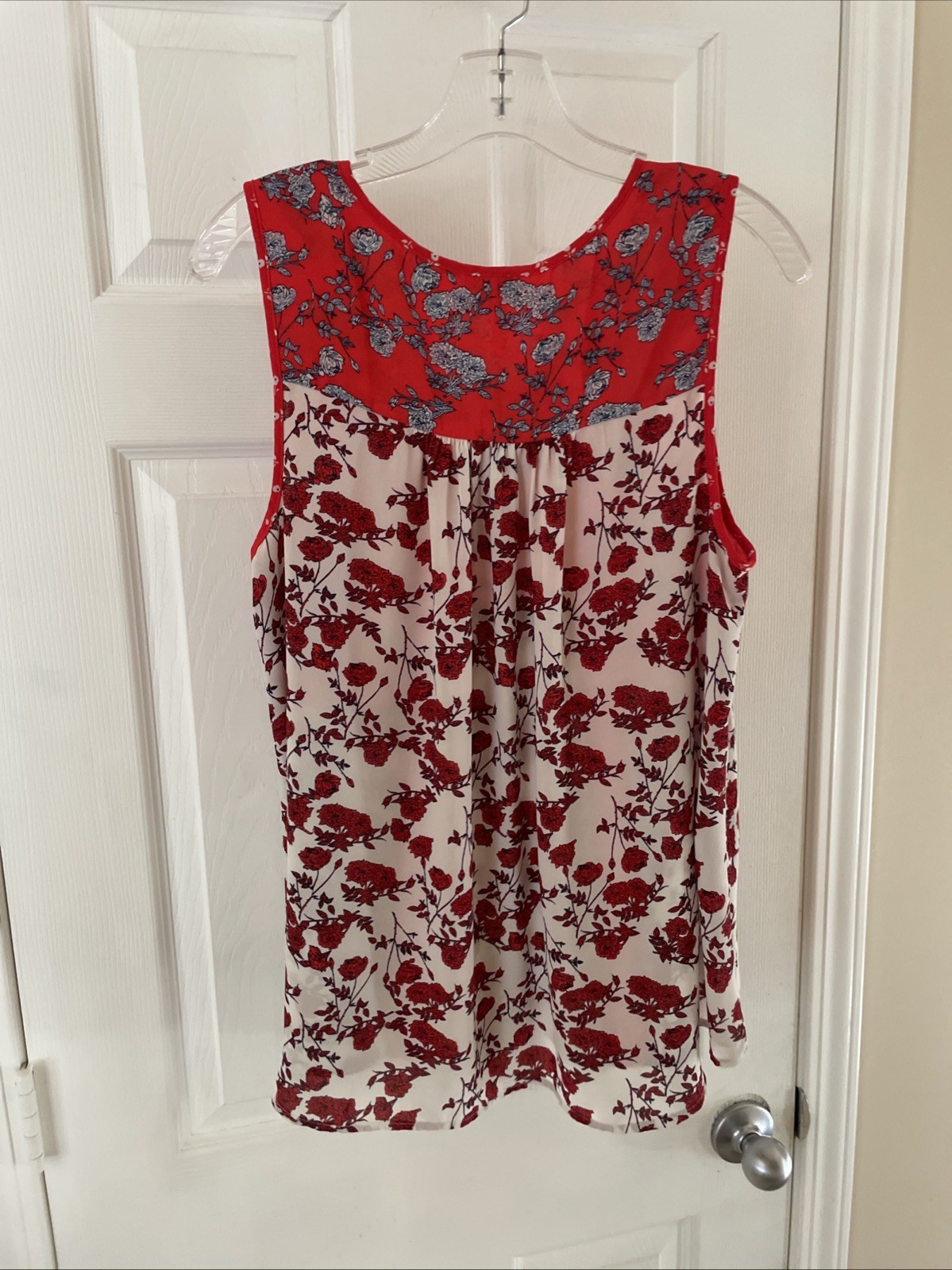 DR2 Womens Top Sz L Pretty red blue Gorgeous Sleeveless Round Neck Blouse