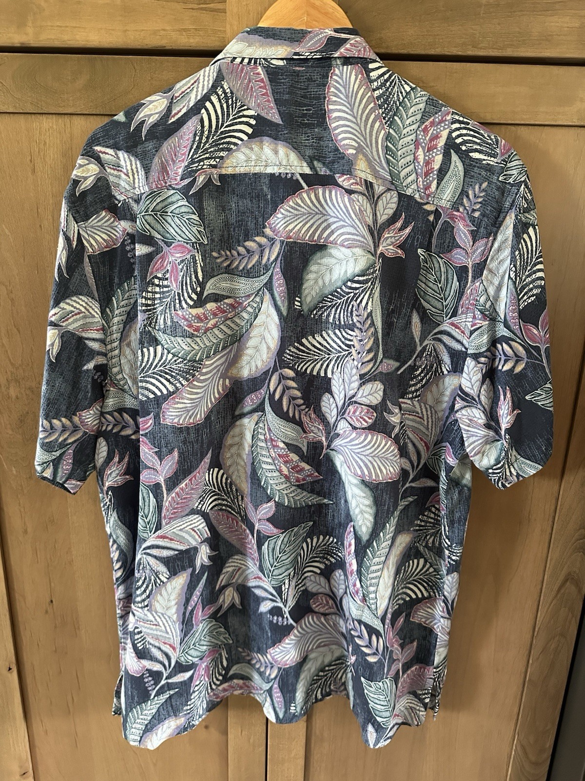 Tommy Bahama Men’s Large Button-Up w/ Blue & Purple Leaf Print