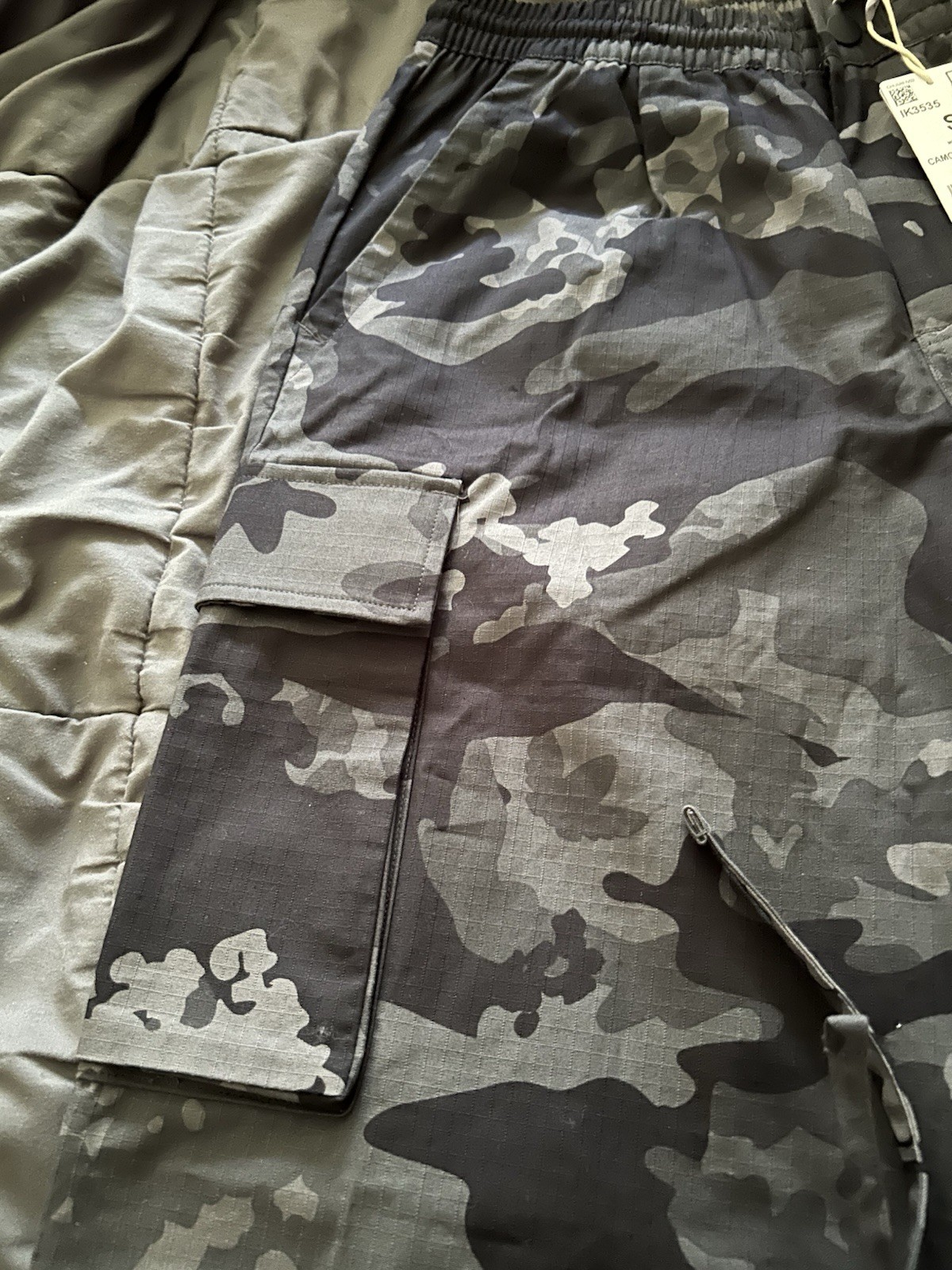 NWT Adidas Camo Cargo Pants Mens Small (30×30) IK3535