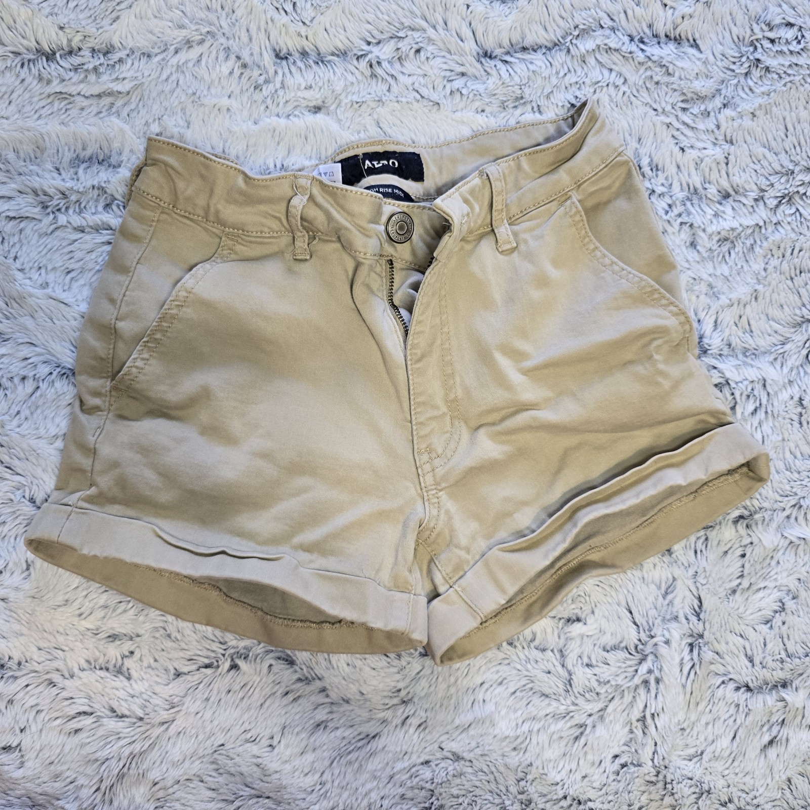 AERO High Rise Midi Women’s Beige Stretch Chino Cuffed Shorts Size 4