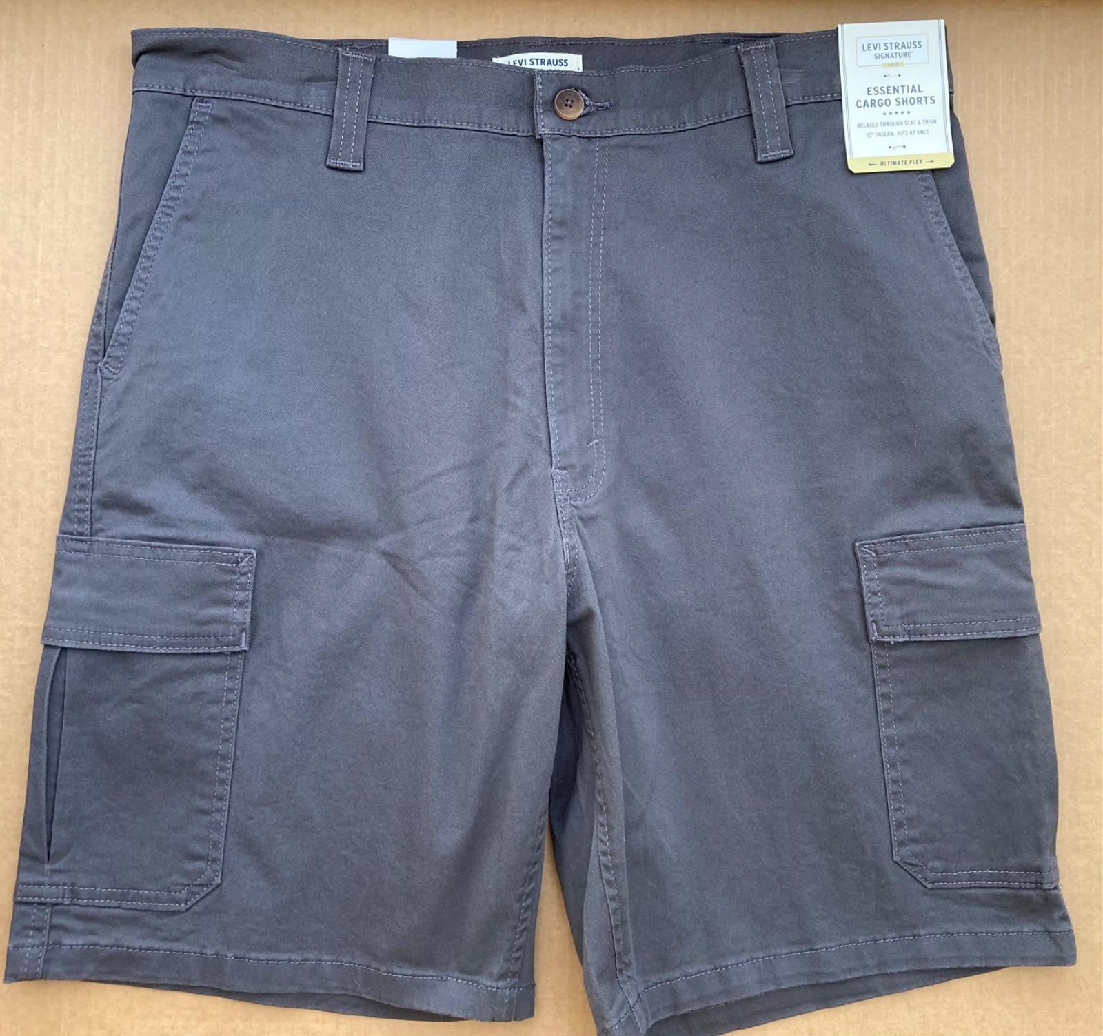 NEW Levis Signature Essential Cargo Shorts Mens 38 Super Flex Fabric 10” Inseam
