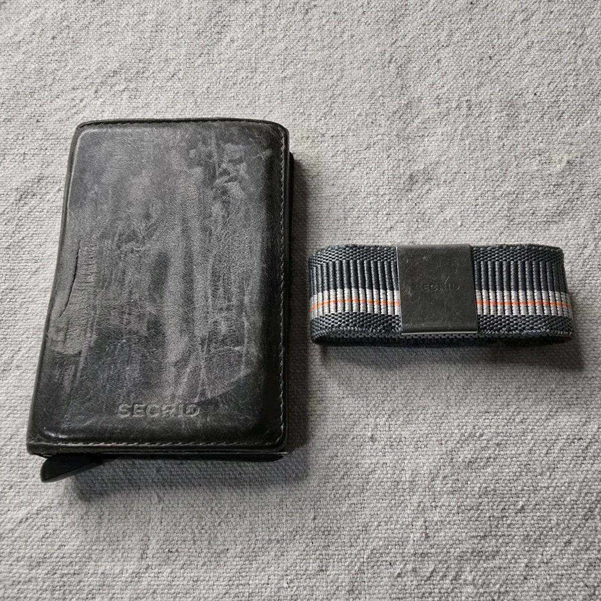 Secrid Black/Gray Bifold Leather Wallet Pop-Up Card Holder w/ Strap, Solid