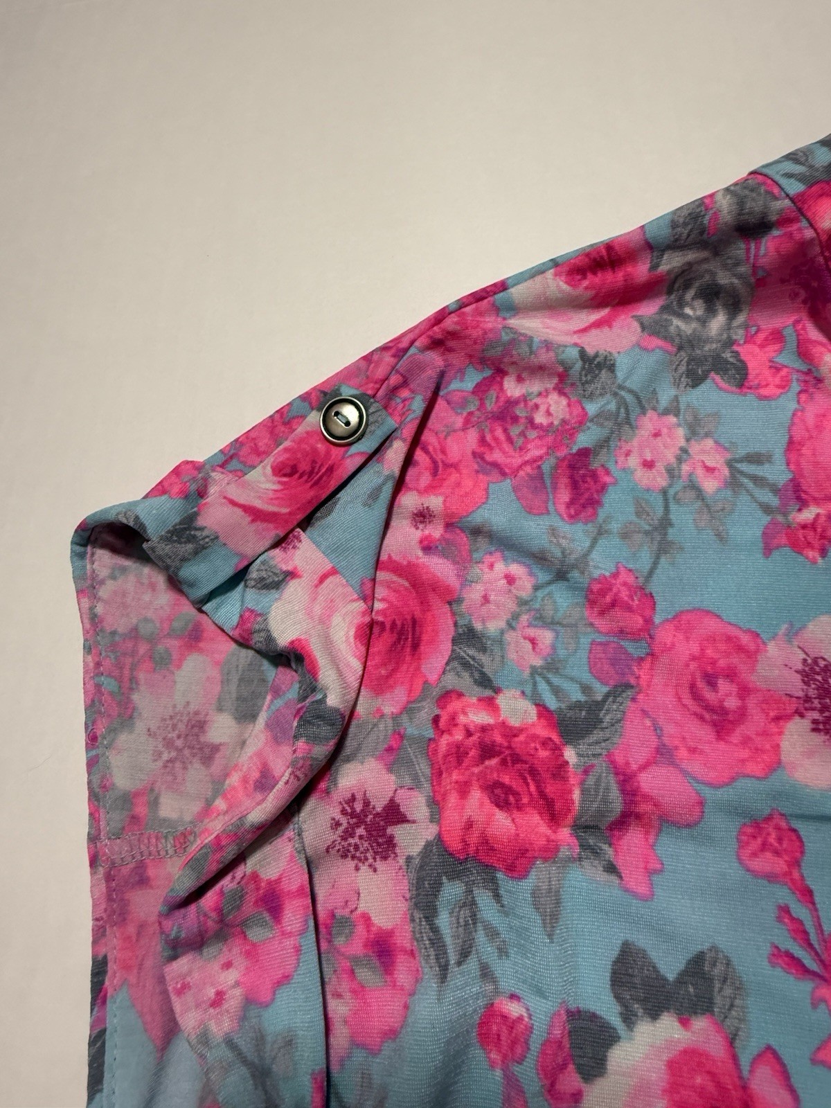 Dear Scarlett – Lizzy Floral Short Sleeve Blouse in Blue with Pink Roses