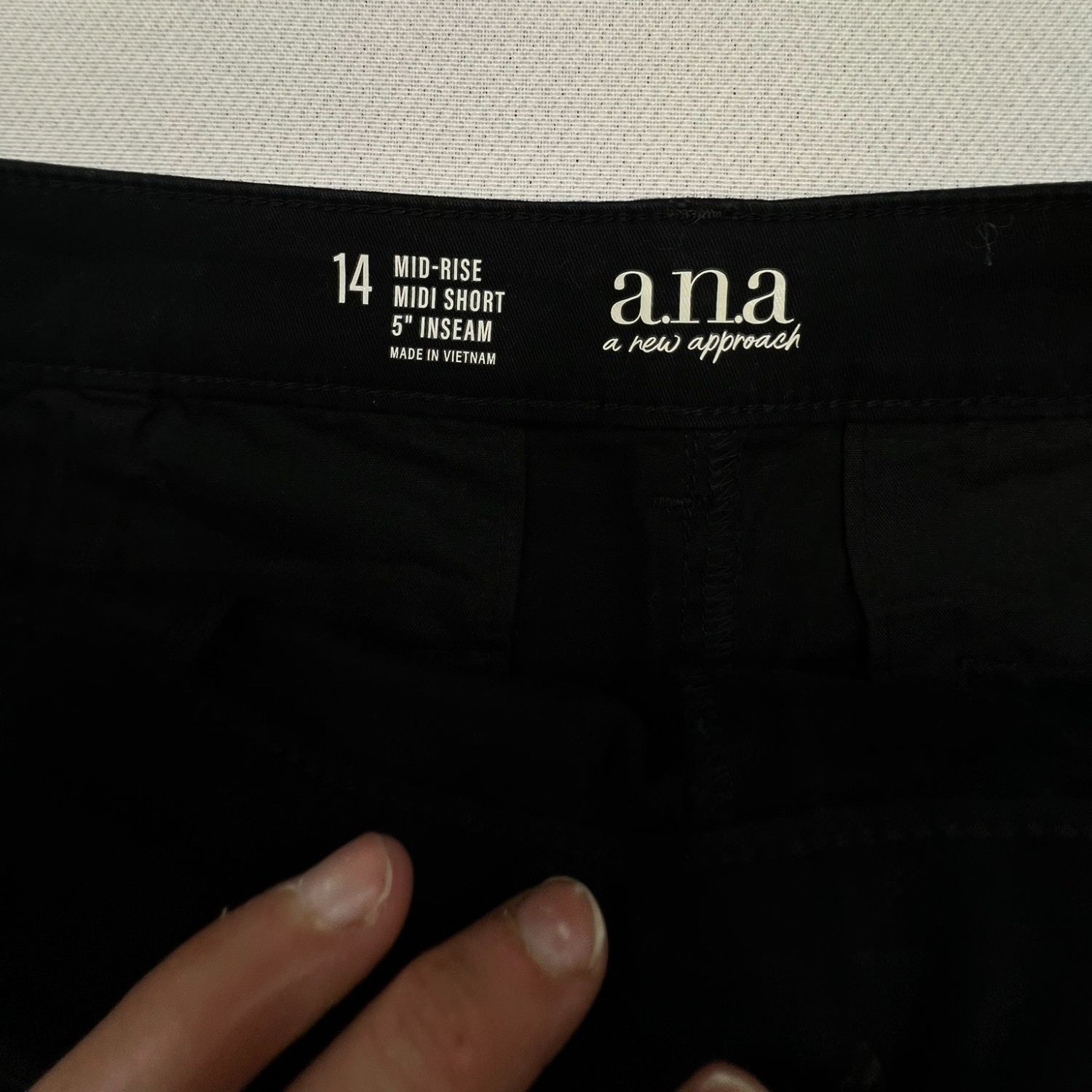 A.N.A. New Approach Women Mid-Rise Midi Shorts SIze 14 Black 5″ Inseam Casual