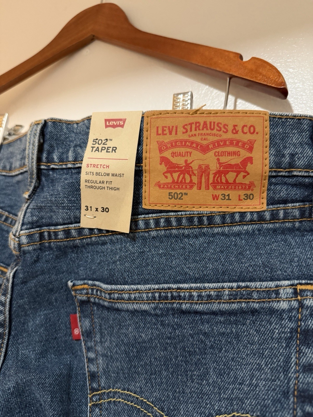 Levi’s Men’s Taper Blue Medium Wash Stretch Denim Jeans Low Rise 5-Pocket