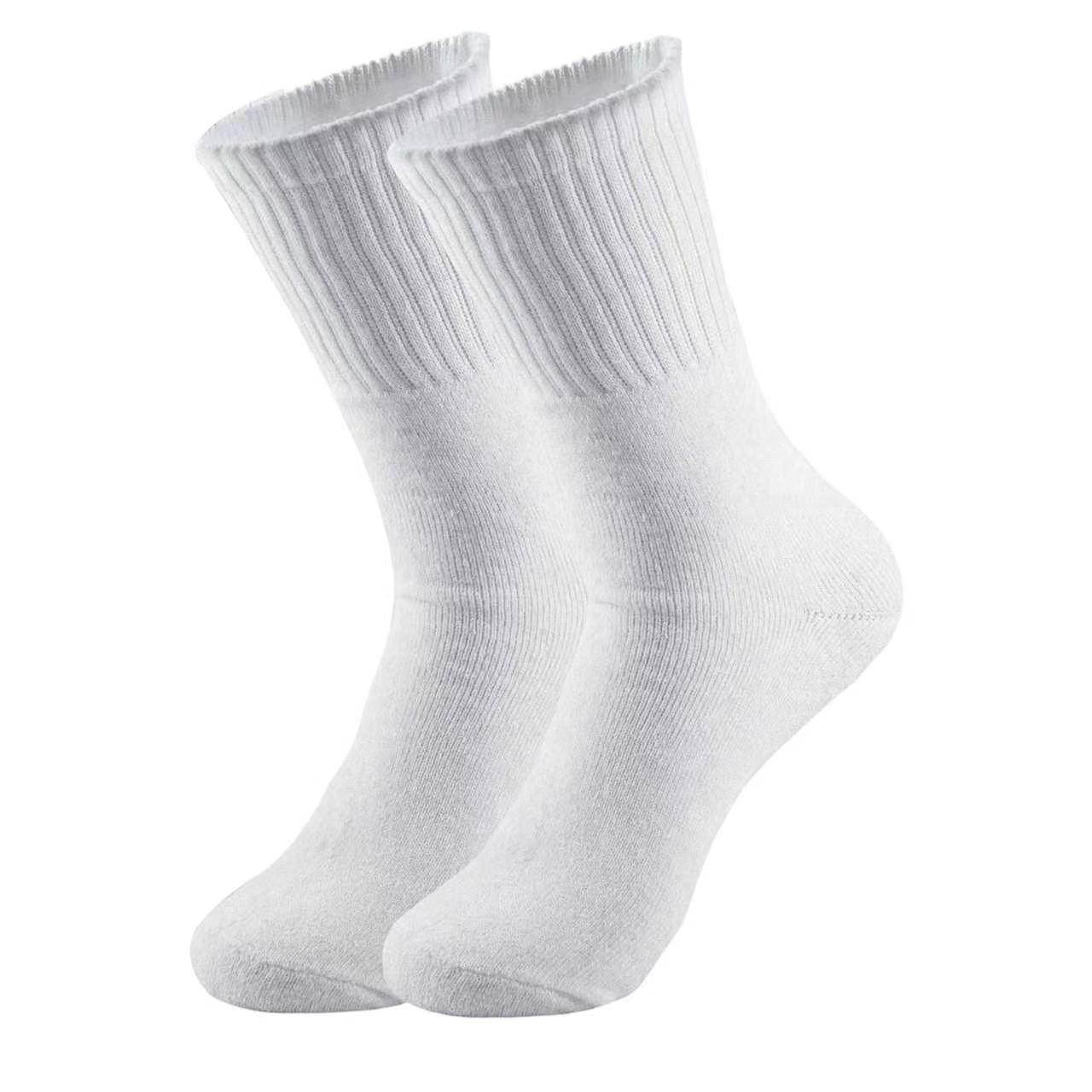 Men’s solid color sports cotton boat socks in white/black,