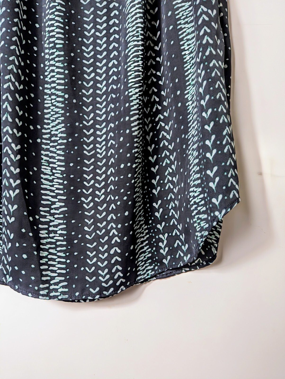 Lauren Conrad Silky Blouse Womens Medium Round Neck Top Blue Green Polyester