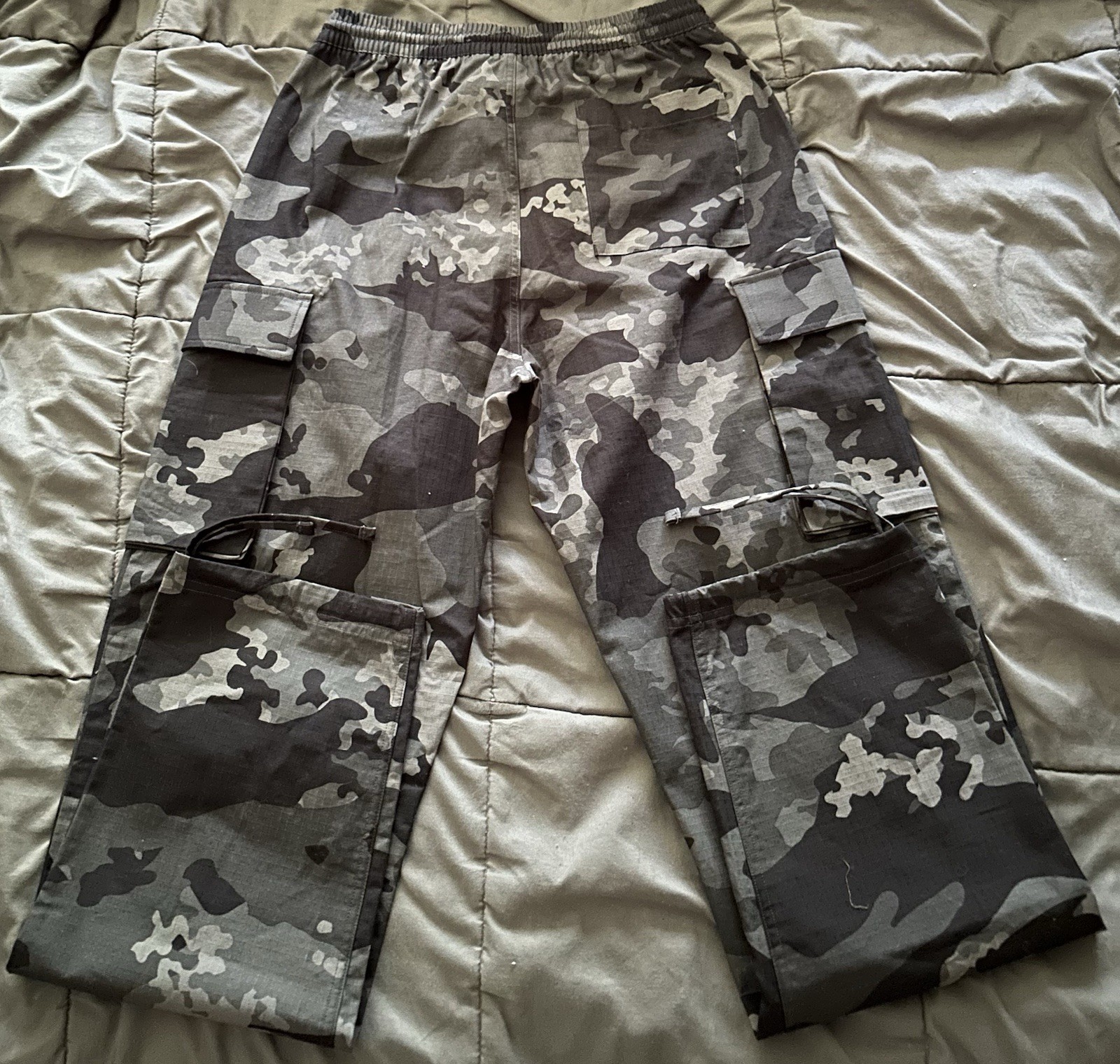 NWT Adidas Camo Cargo Pants Mens Small (30×30) IK3535