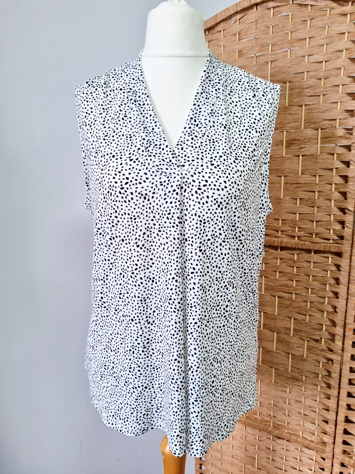 Jones New York sleeveless blouse top V neck white black polka dot style Large L
