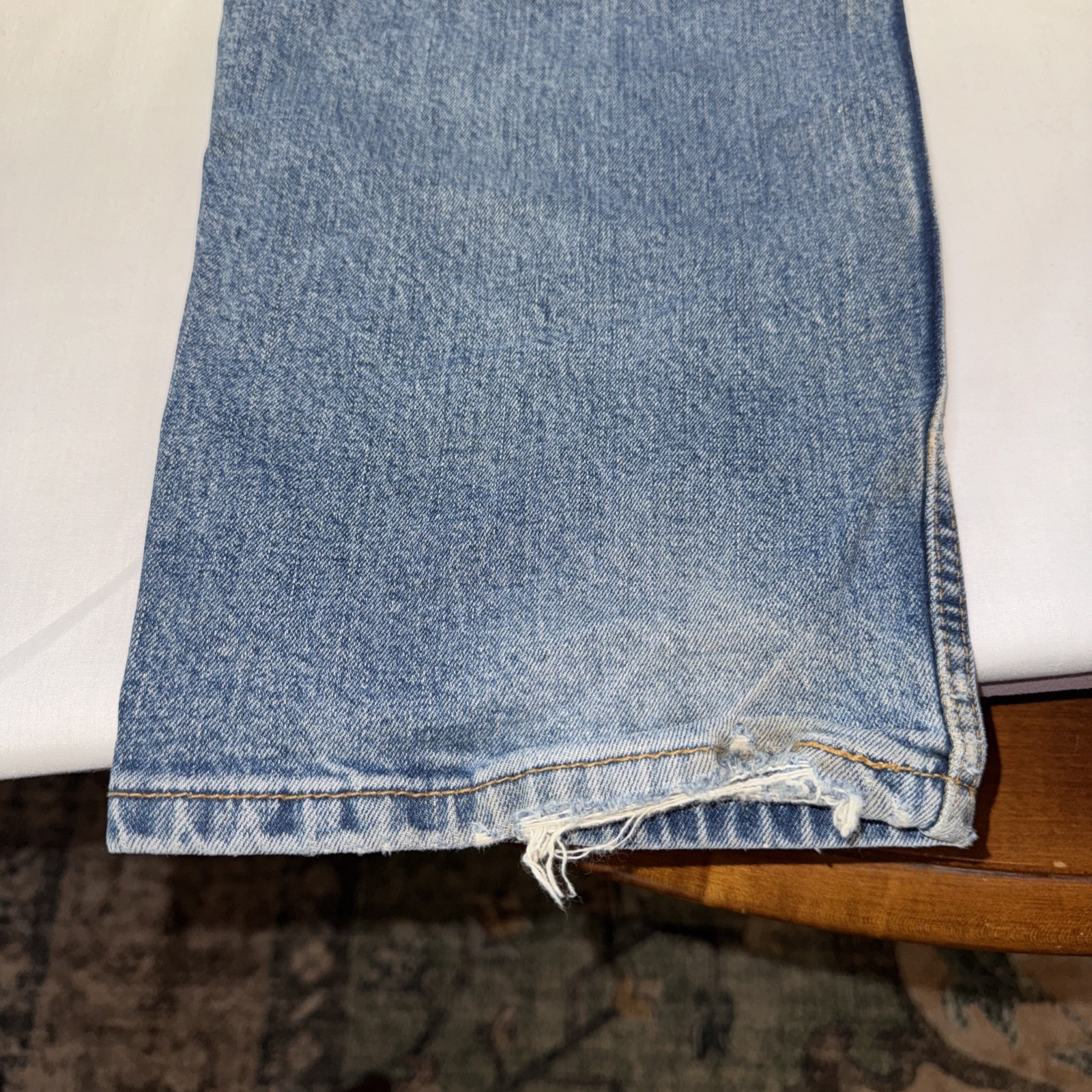 Levi’s 550 Men’s Relaxed Fit Jeans – Stonewash Blue Size 38×34 Thrashed