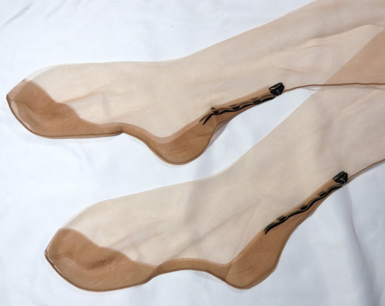 Vtg FF Keyhole Cuban Heel Velvet Ribbon Bows Dark SEAMED Nylon STOCKINGS 9.5