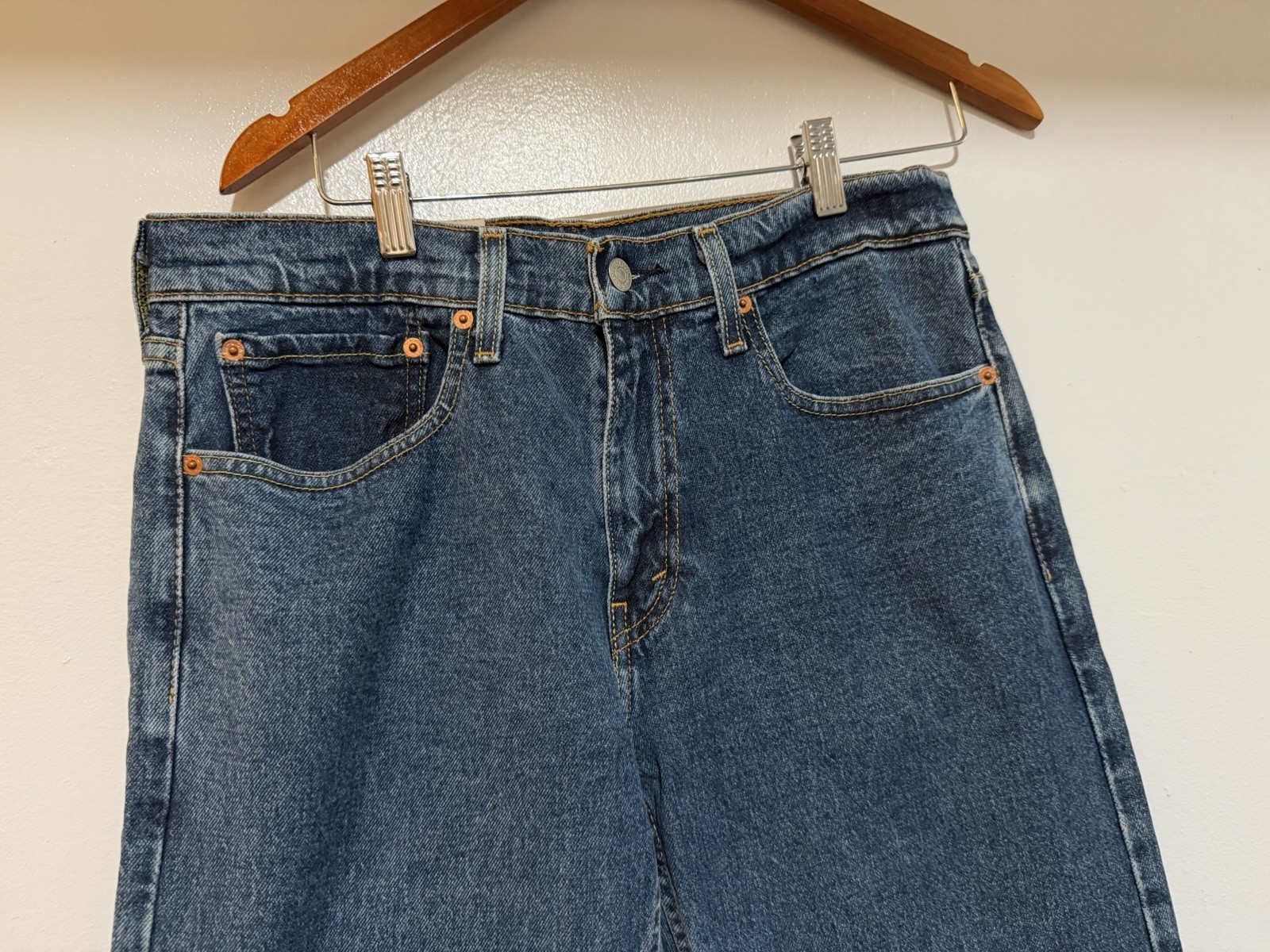 Levi’s Men’s Taper Blue Medium Wash Stretch Denim Jeans Low Rise 5-Pocket