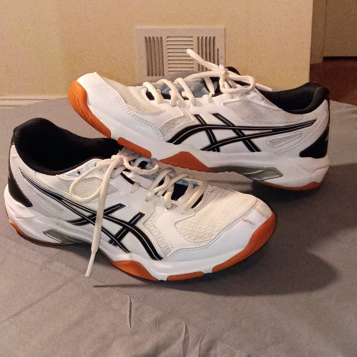 ASICS GEL-ROCKET Men’s Low Top Lace-Up Sneaker White/Black/Orange 1072A056