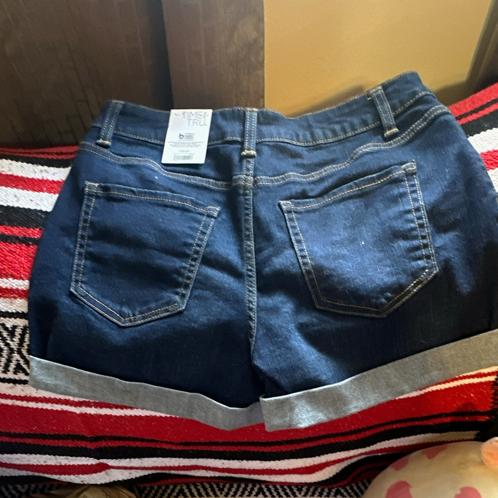 Time and Tru Mid-Rise Dark Wash Cuffed Denim Shorts Women’s 6 4″ Inseam