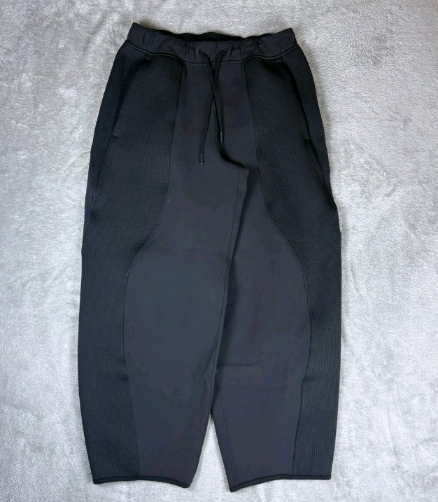 Lululemon Women’s Small barrel Wide Leg Capri Joggers Black Nylon Elastane