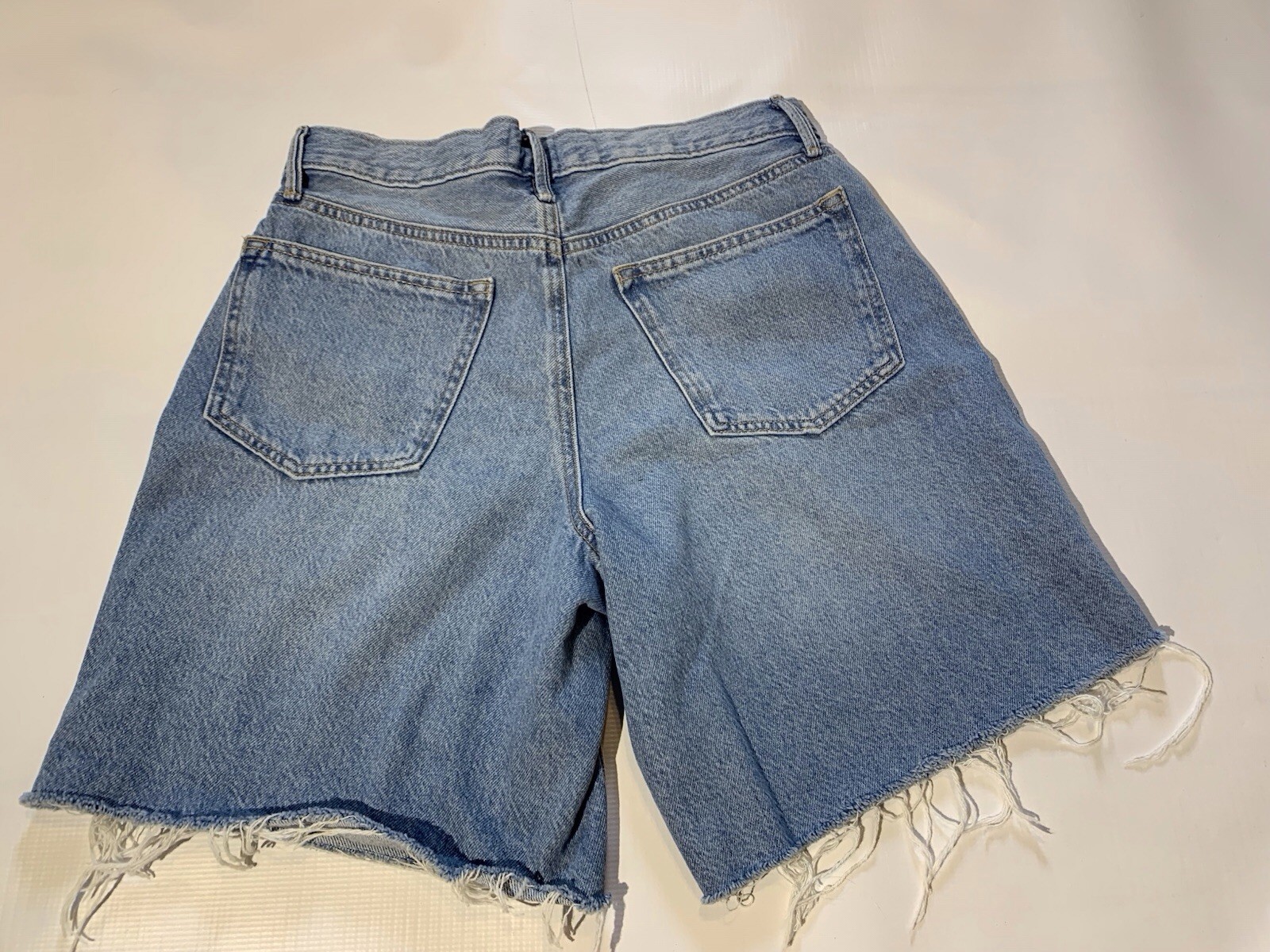 Sonoma Womens Mid Rise Relaxed Denim Shorts Size 8 Blue Frayed Raw Hem Casual
