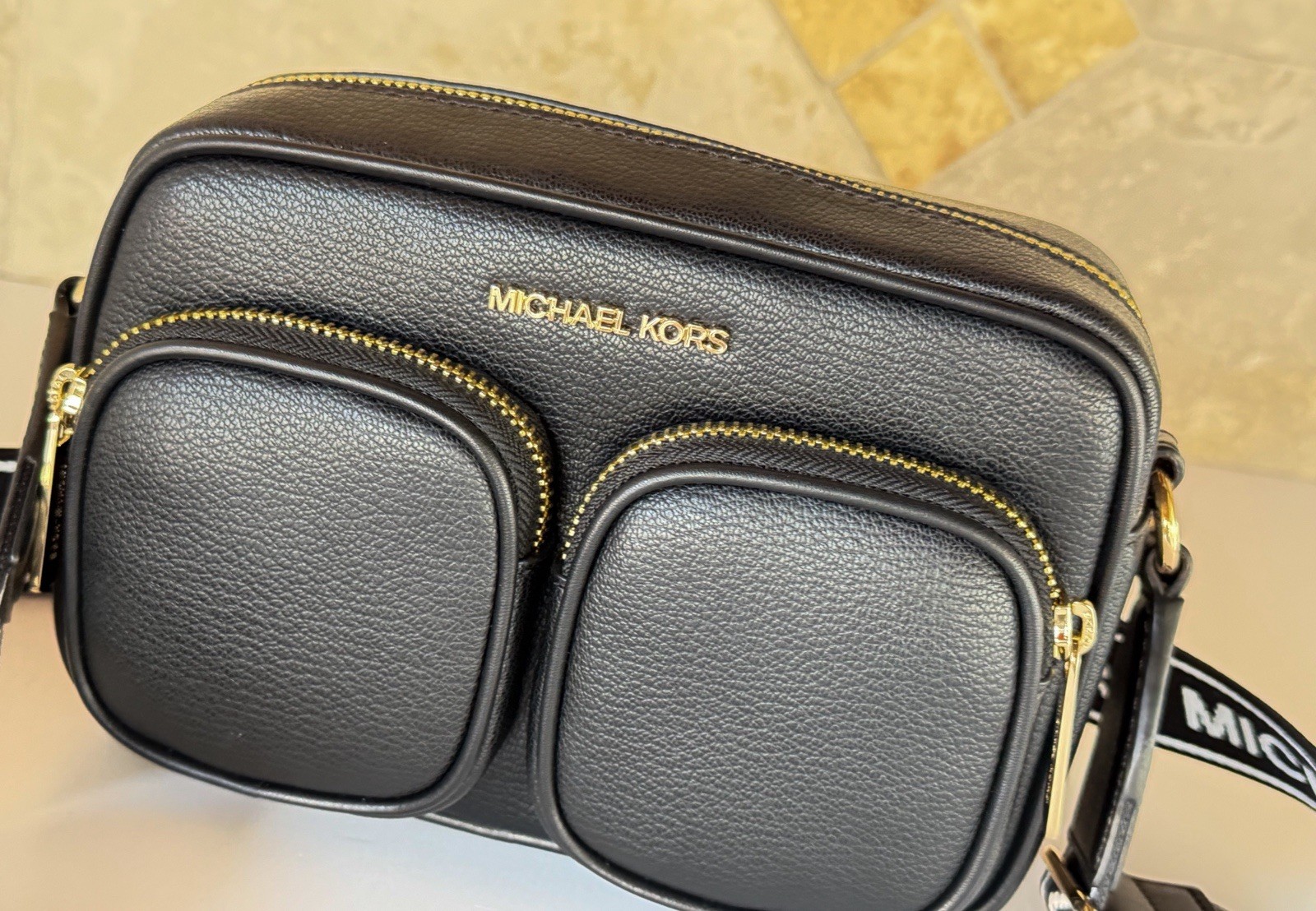 Michael Kors Jet Set Item Medium Pocket Crossbody Bag Tech Attached Black